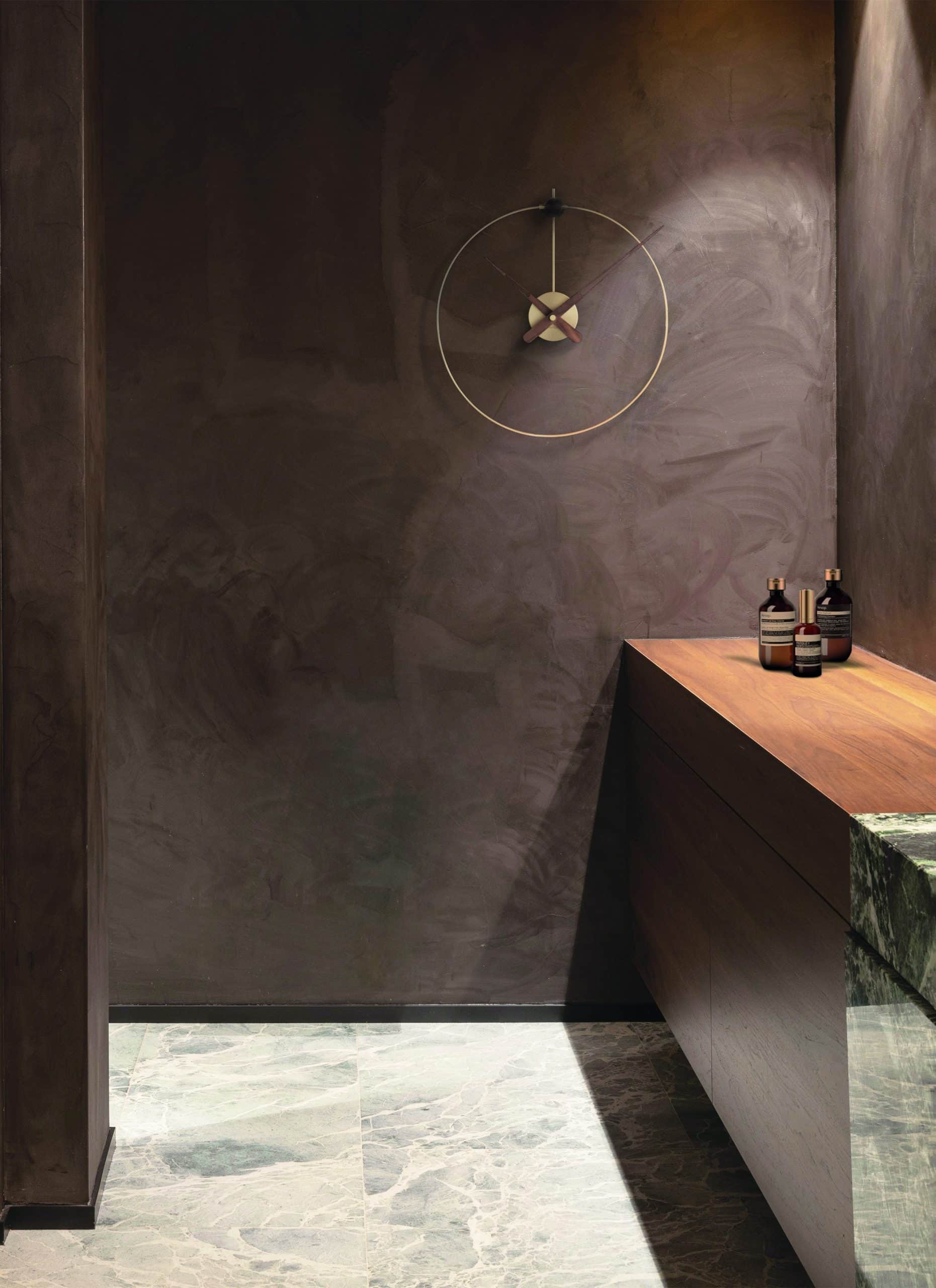 Wanduhr MICRO ANDA Nussbaum mit Graphit