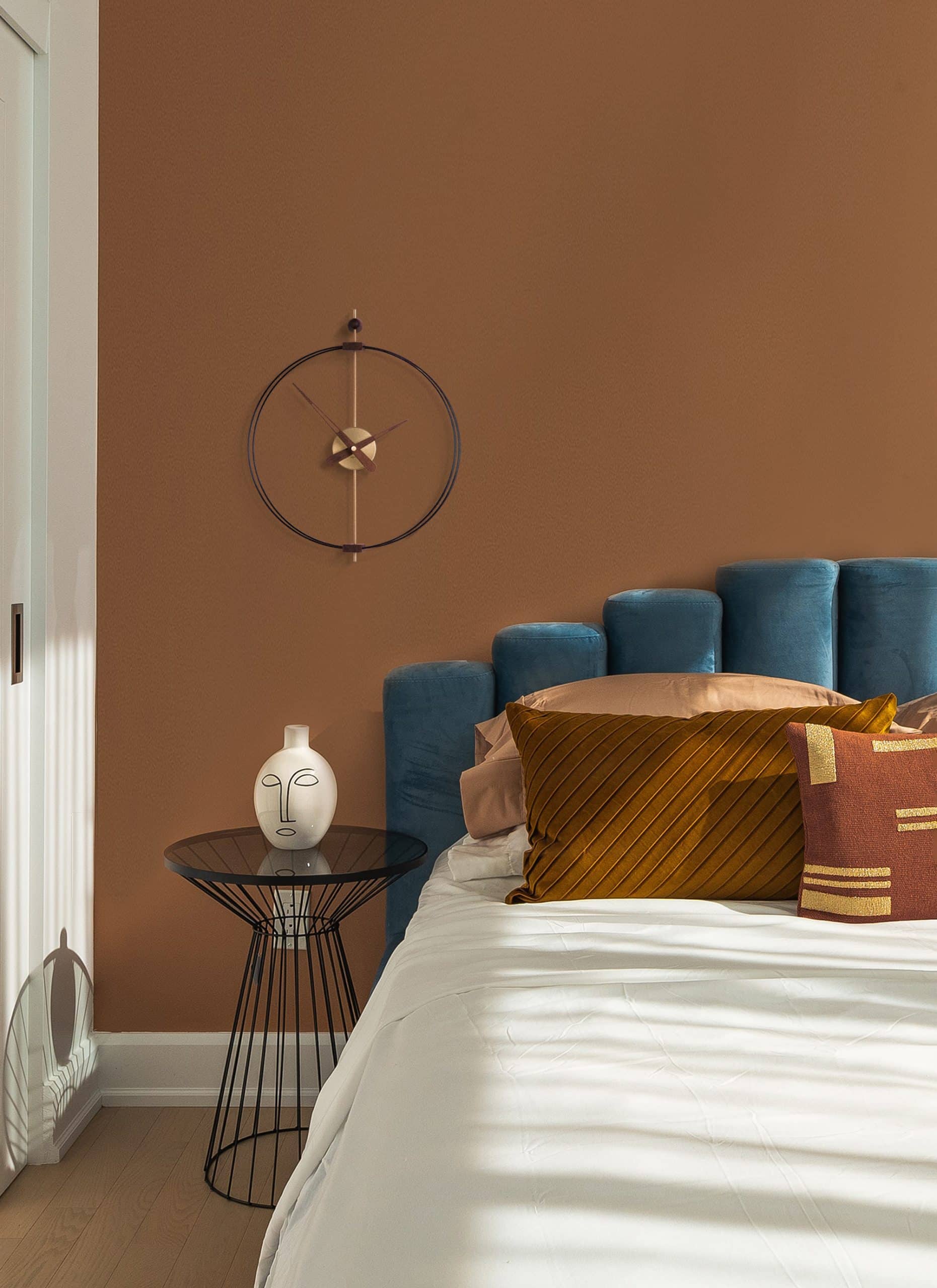 Wanduhr MICRO BARCELONA Nussbaum mit Schwarz und Messing