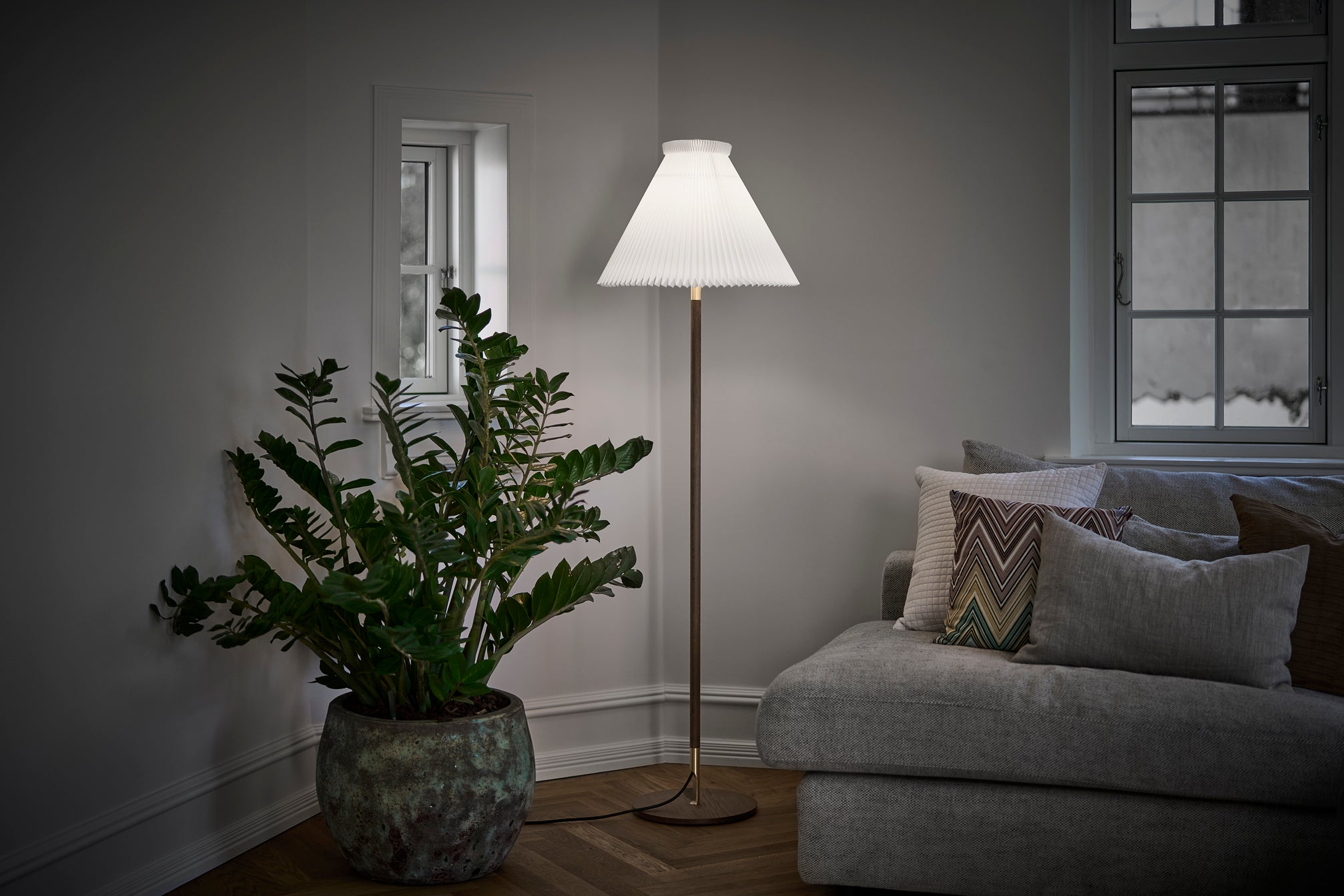 Vloerlamp MODEL 328 LK 80 wit met een donkere eiken basis