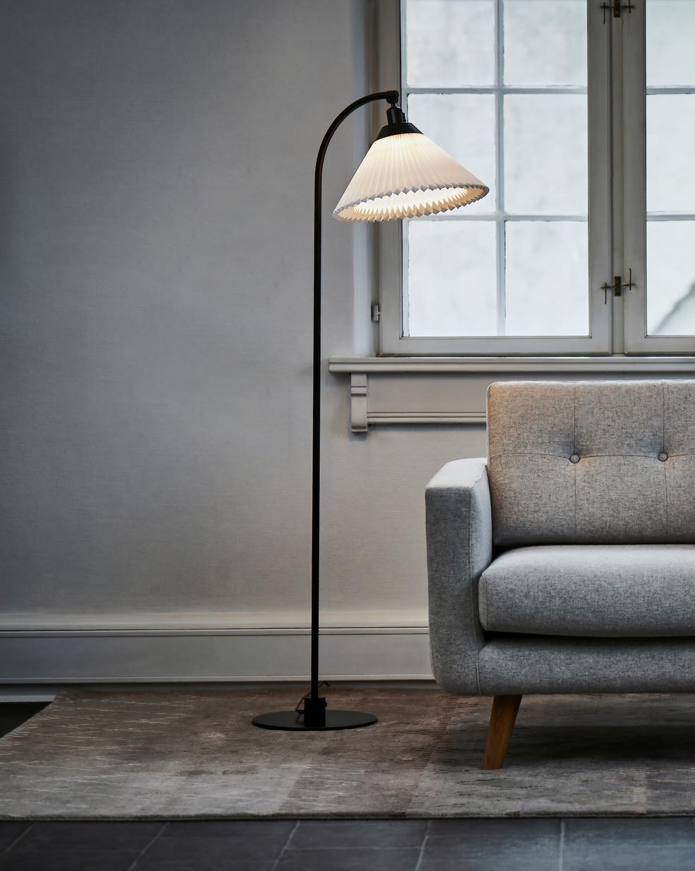 Vloerlamp MODEL 368 wit met zwarte voet