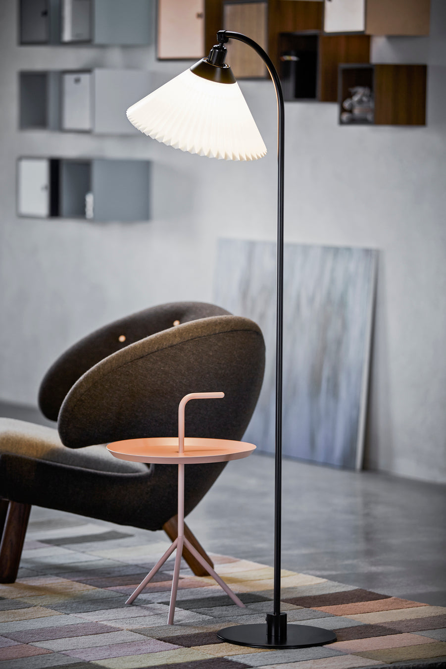 Vloerlamp MODEL 368 wit met zwarte voet