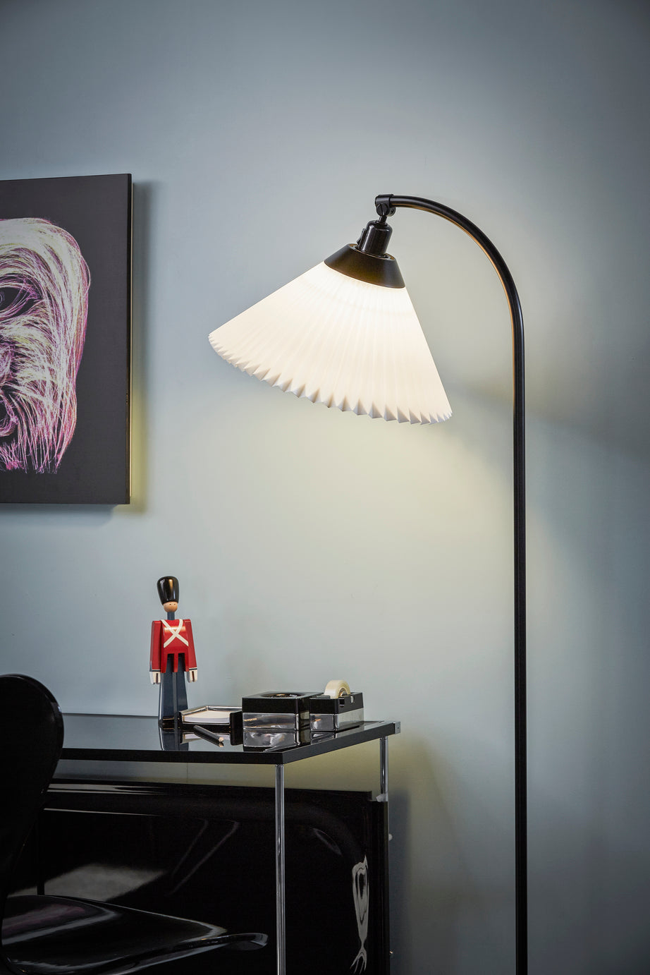 Vloerlamp MODEL 368 wit met zwarte voet