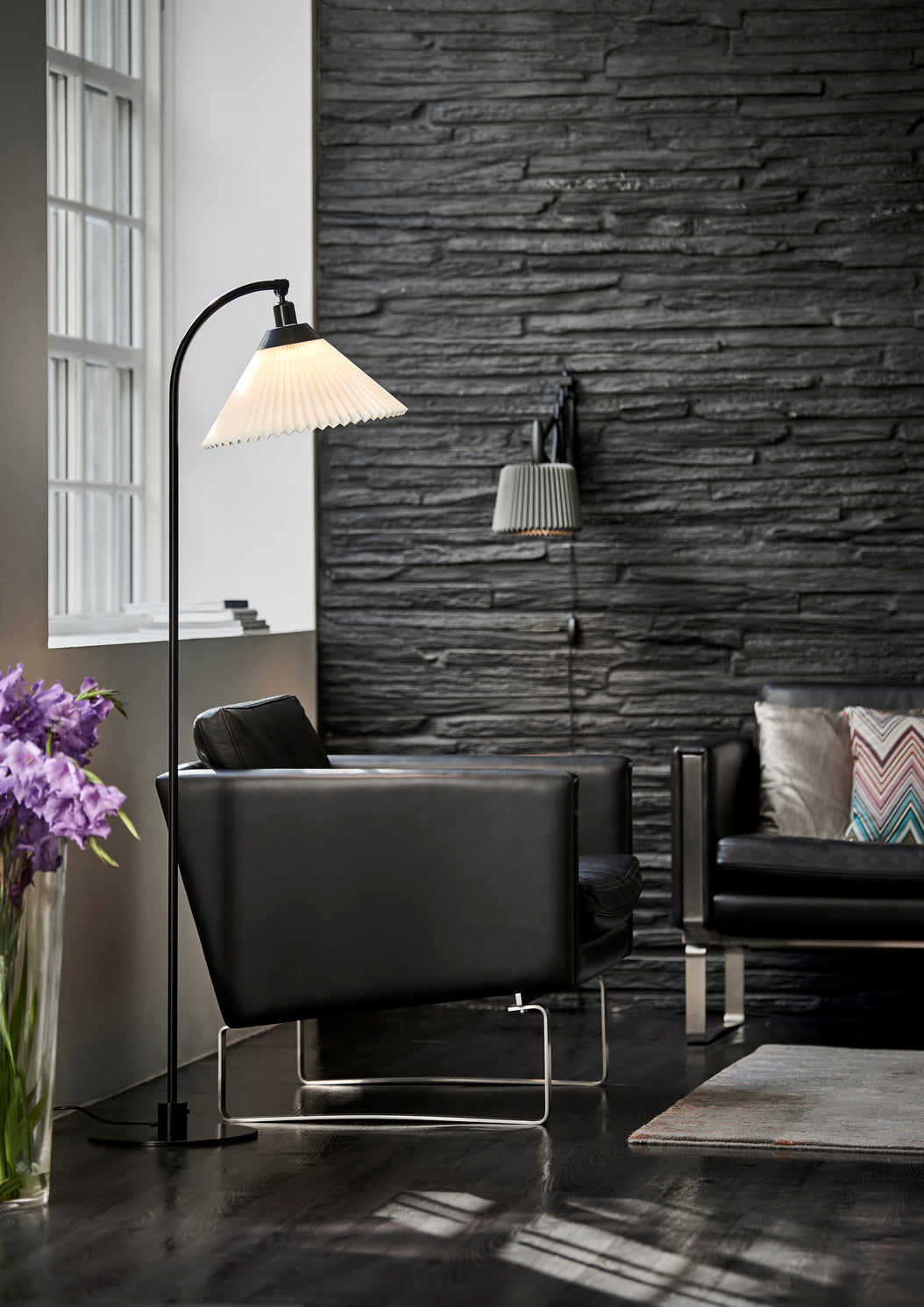 Vloerlamp MODEL 368 wit met zwarte voet