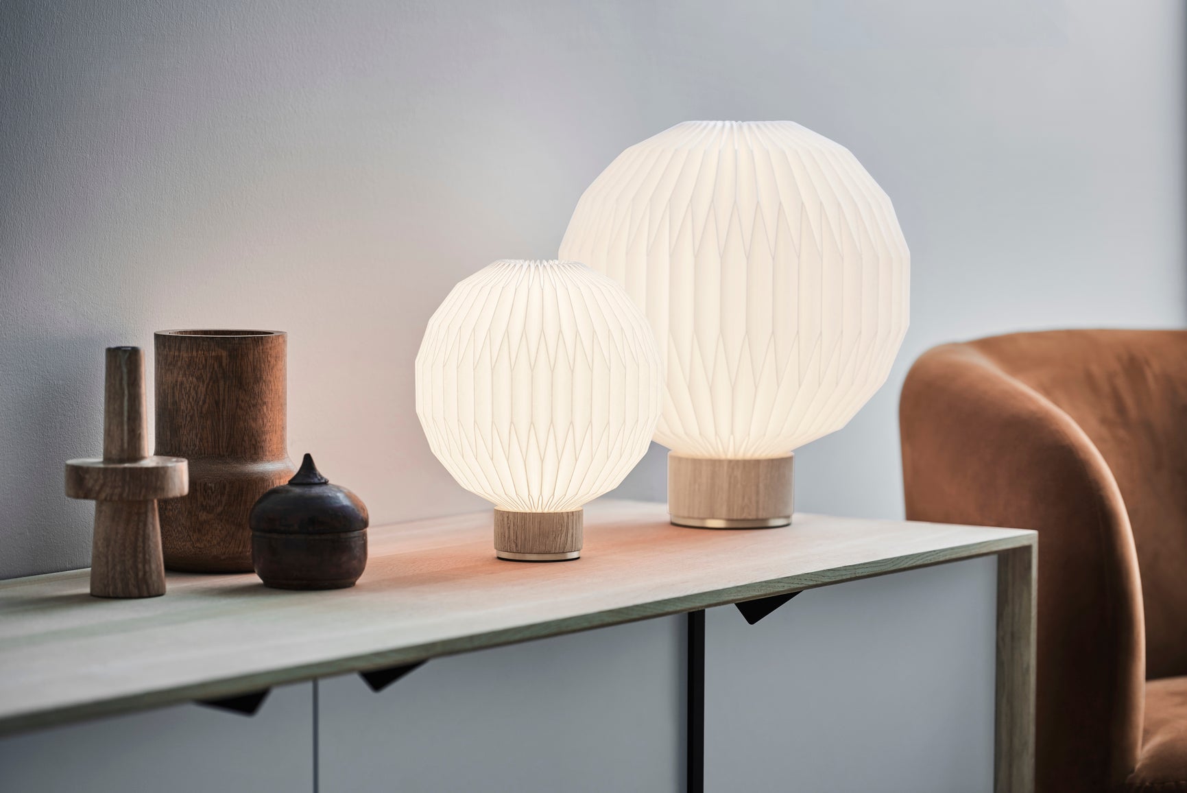 Tafellamp MODEL 375 wit met lichte eiken basis