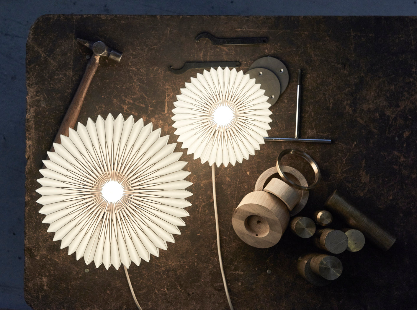 Tafellamp MODEL 375 wit met lichte eiken basis