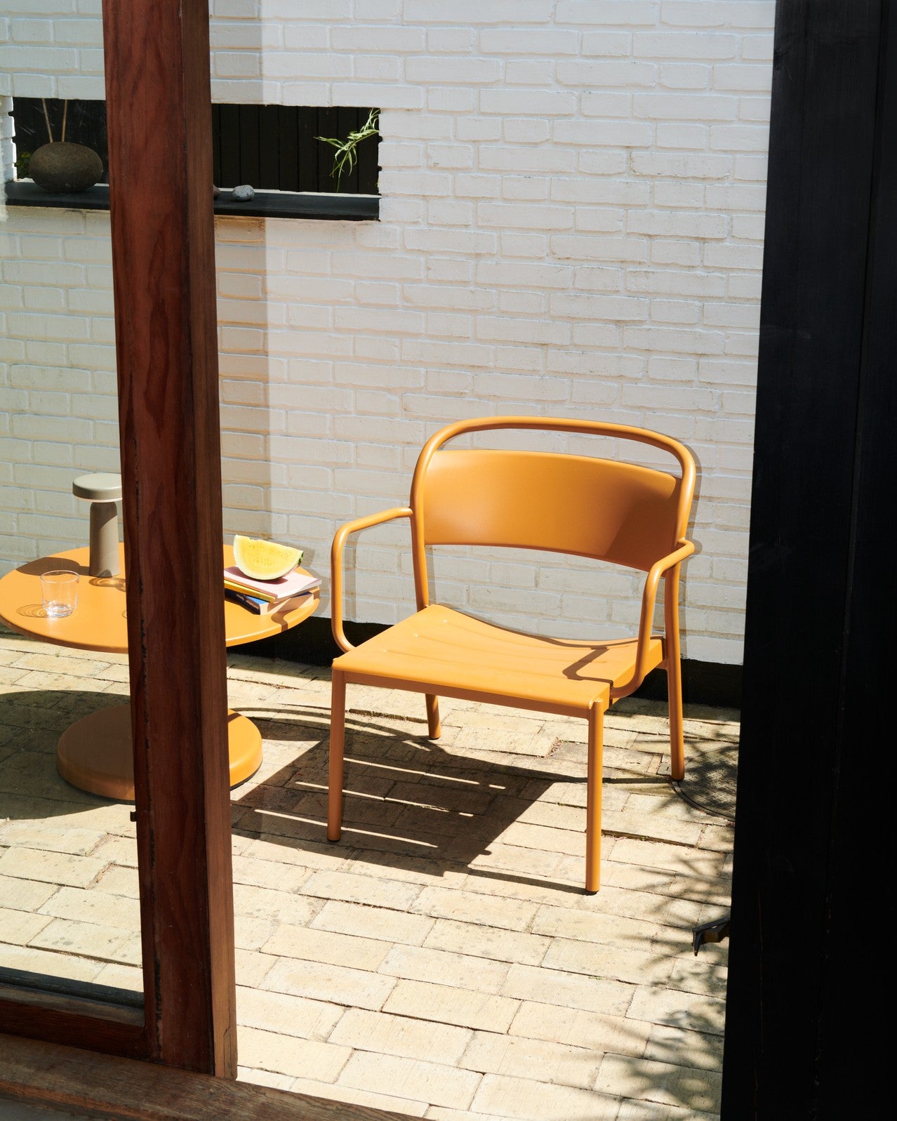 Buiten koffie tafel LINEAR oranje staal