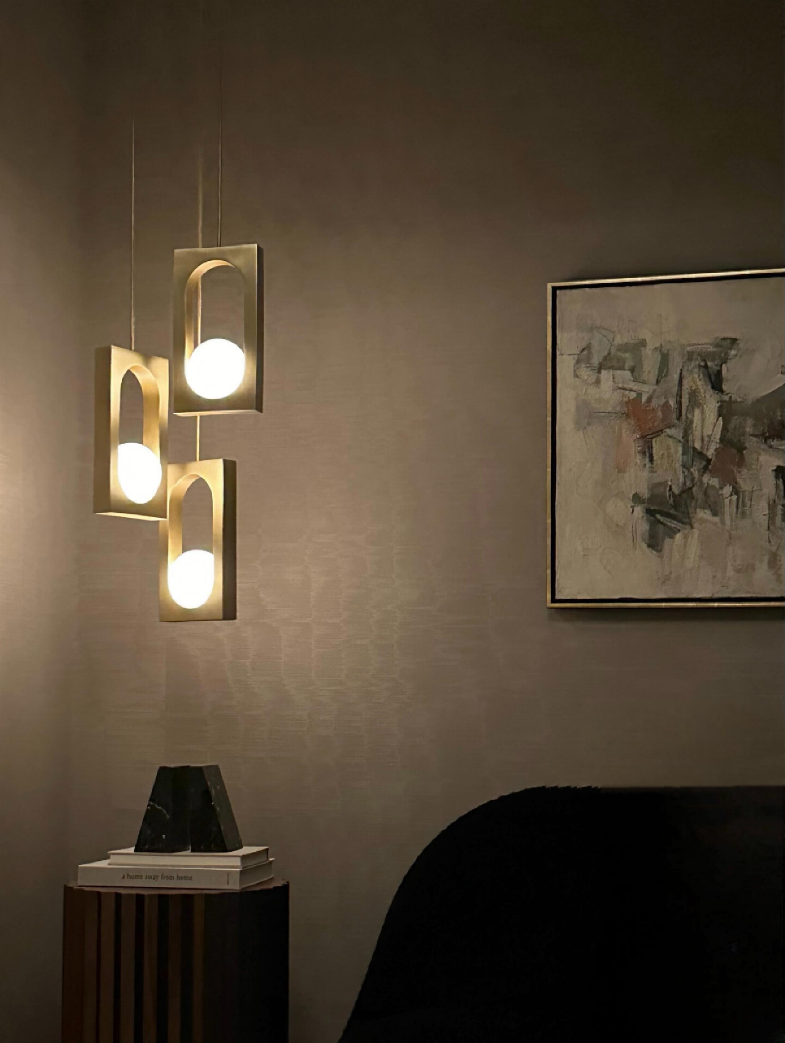 Hanglamp MYTHOS met opalen glazen kap en messing.