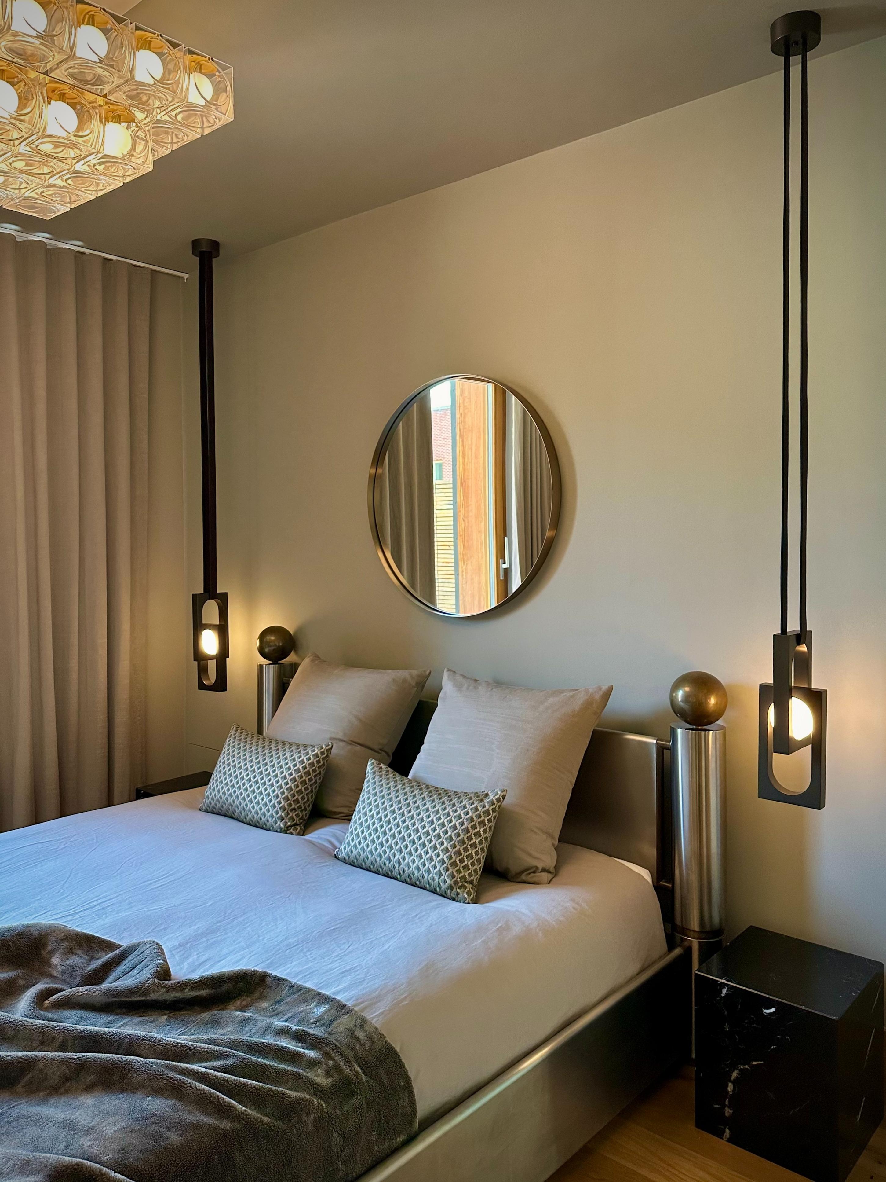 Hanglamp MYTHOS met opalen glazen kap en messing.