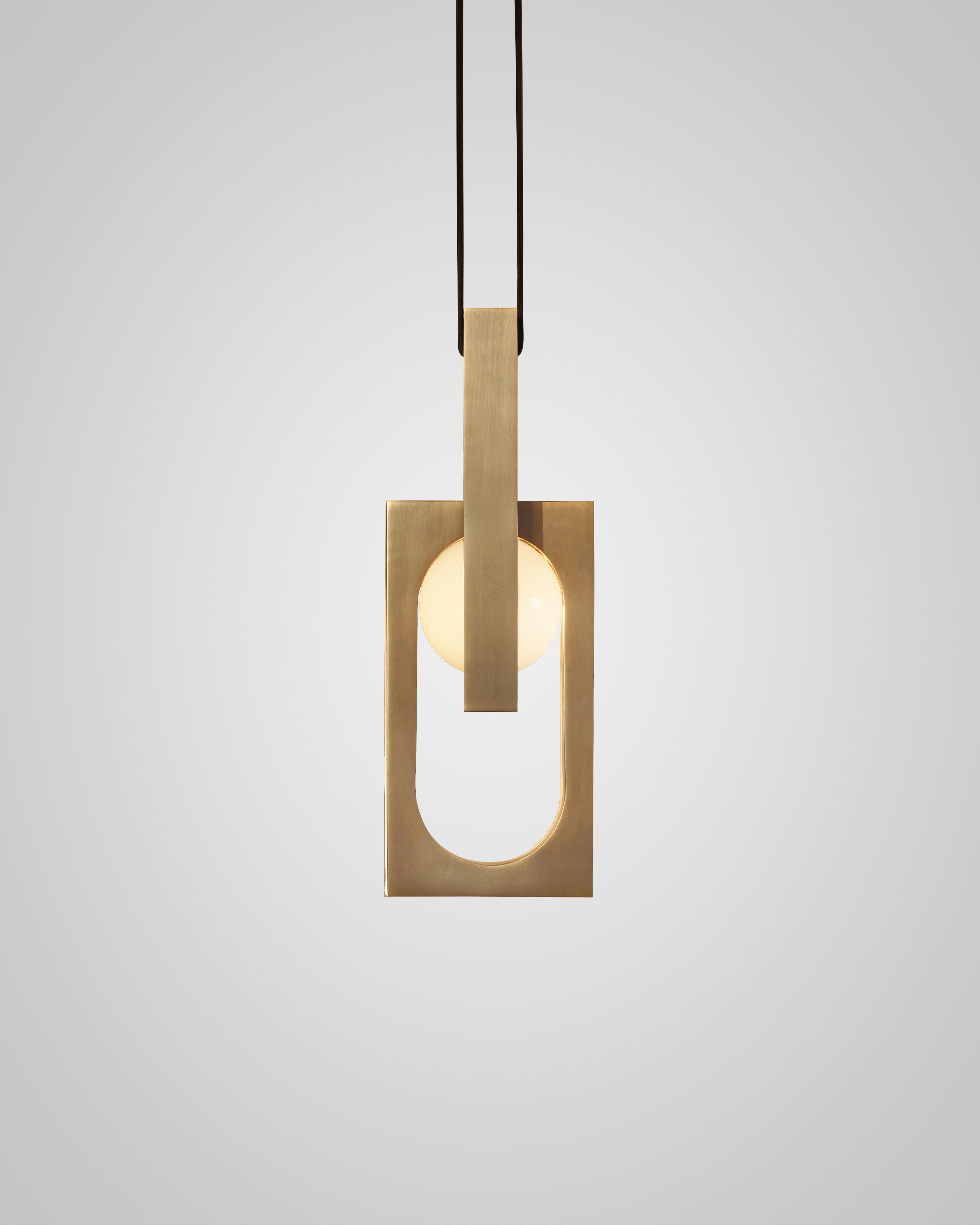 Hanglamp MYTHOS DUO met opalen glazen kap en messing.
