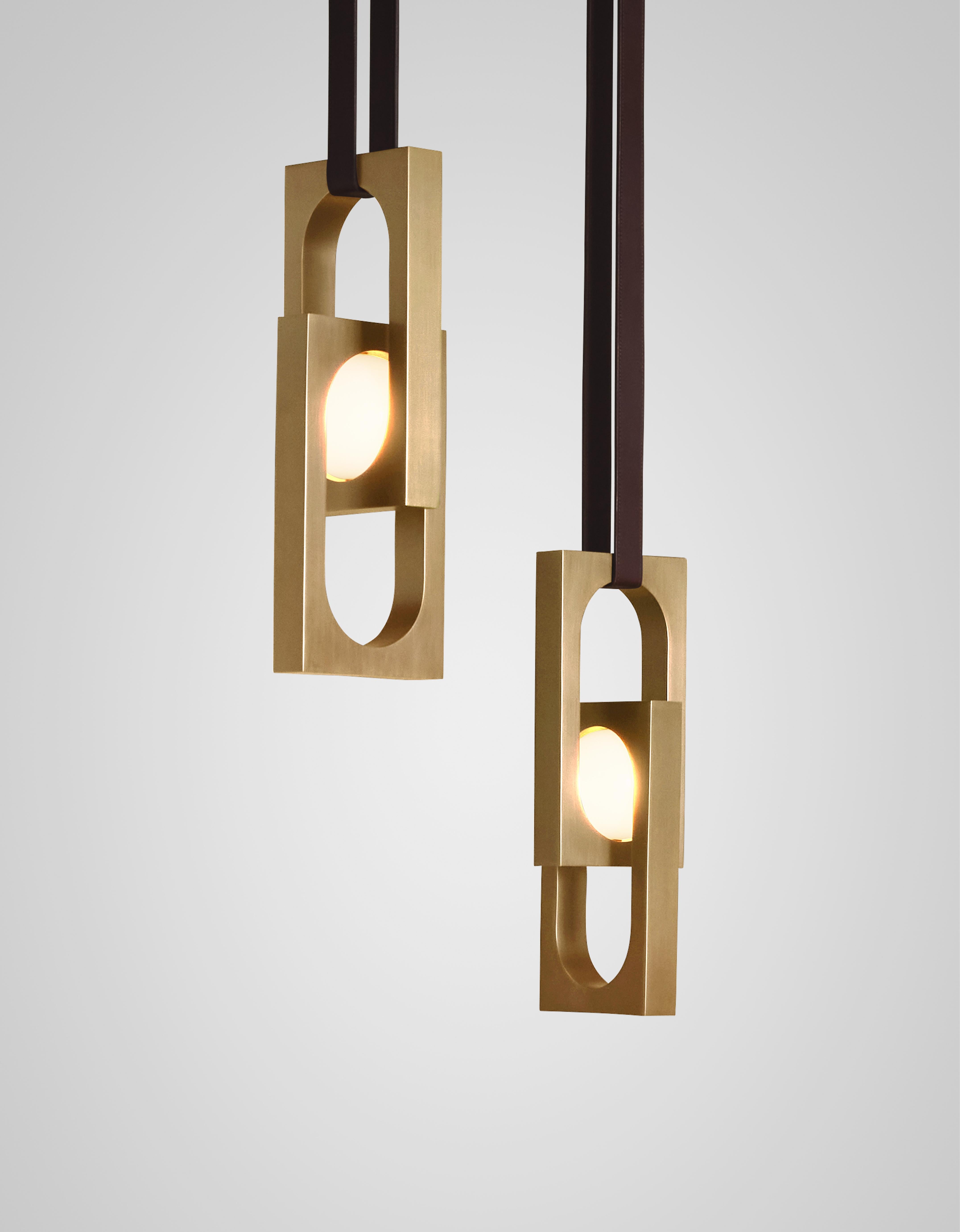 Hanglamp MYTHOS DUO met opalen glazen kap en messing.