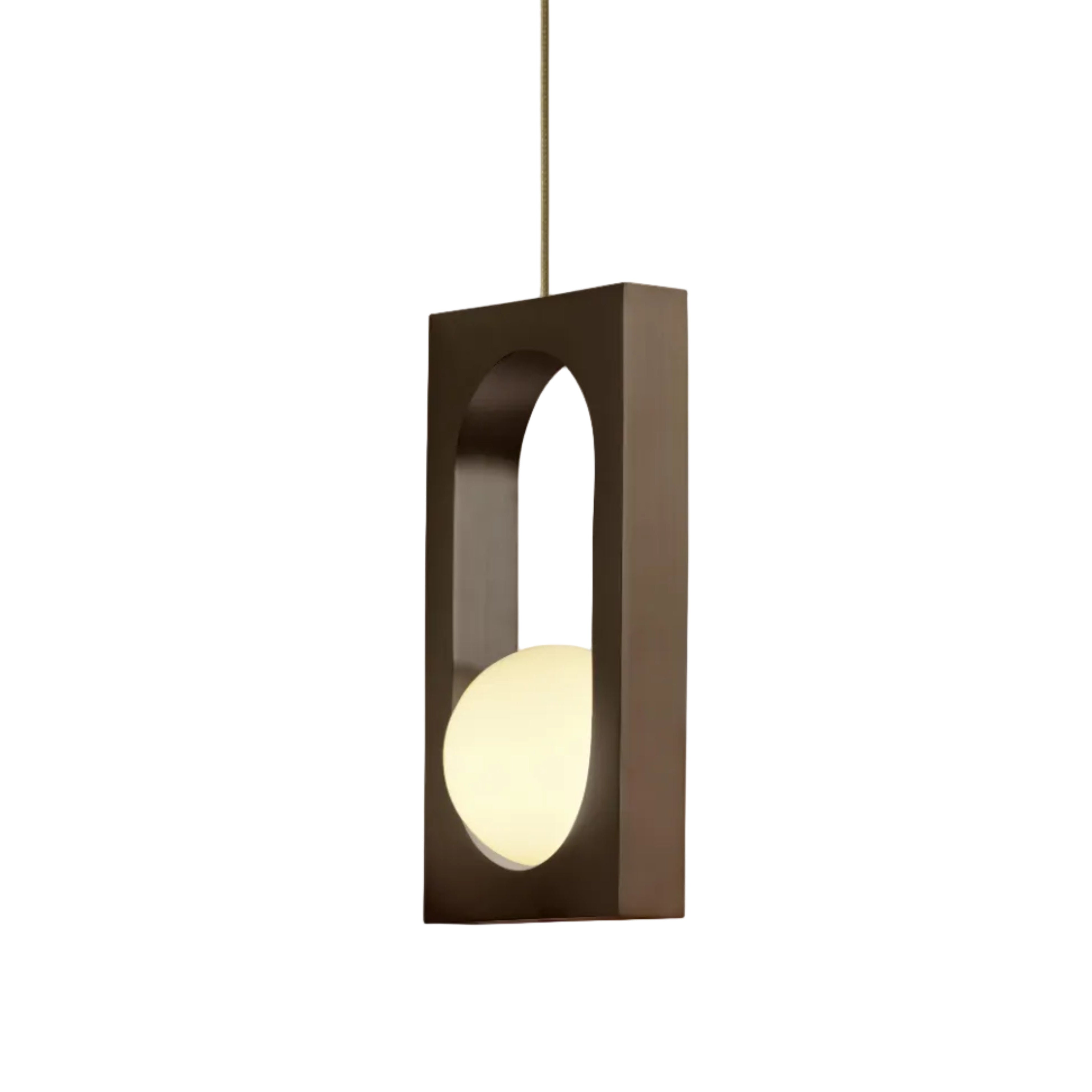 Hanglamp MYTHOS met opaal glazen kap en zwart messing.