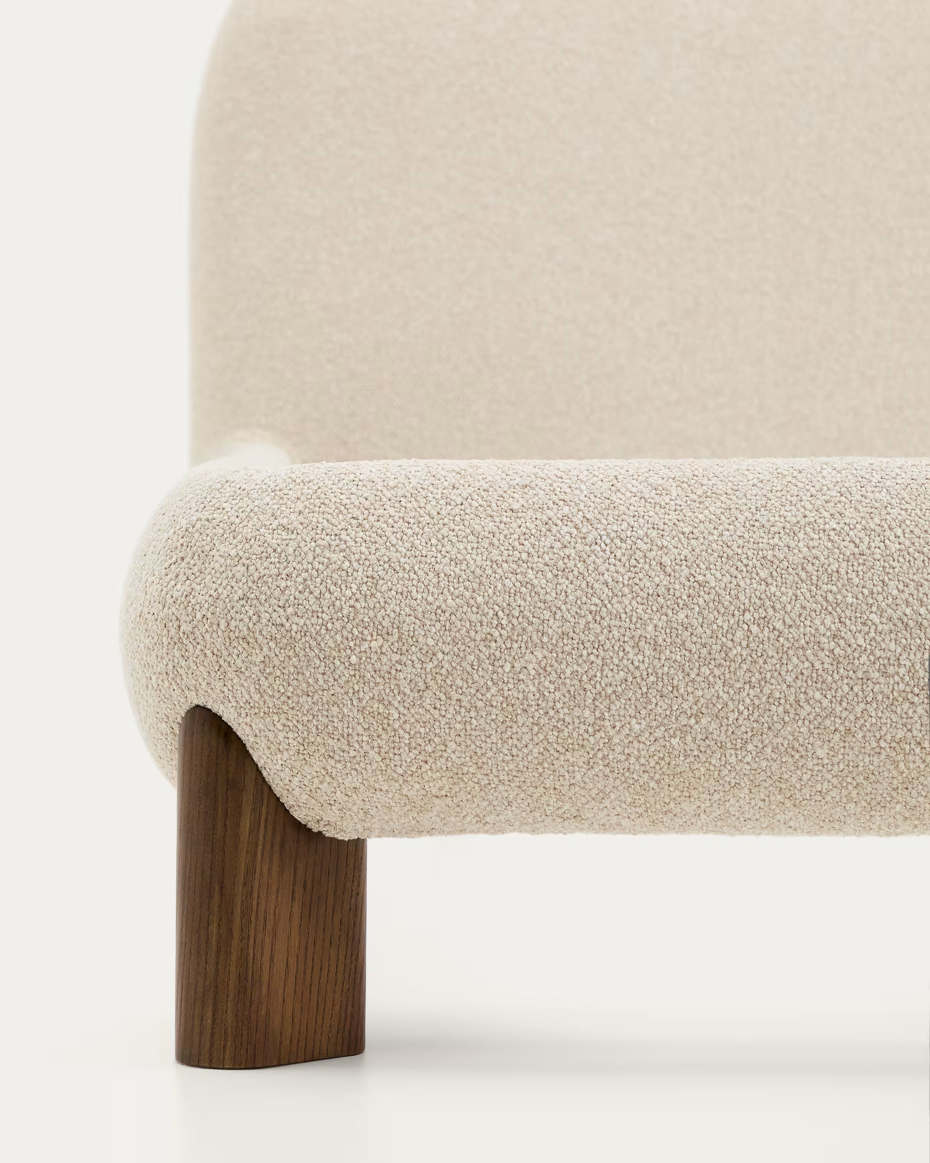 Bett ODINA ecru mit dunkelbraunem Eschenfuß