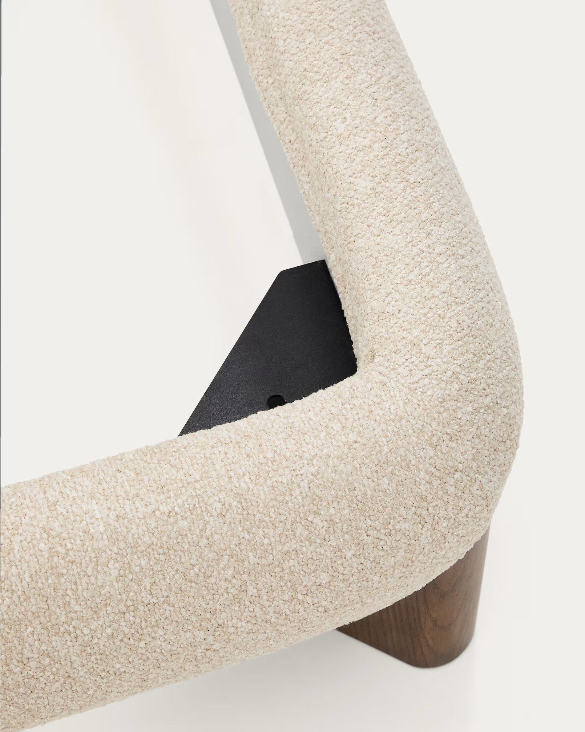 Bett ODINA ecru mit dunkelbraunem Eschenfuß