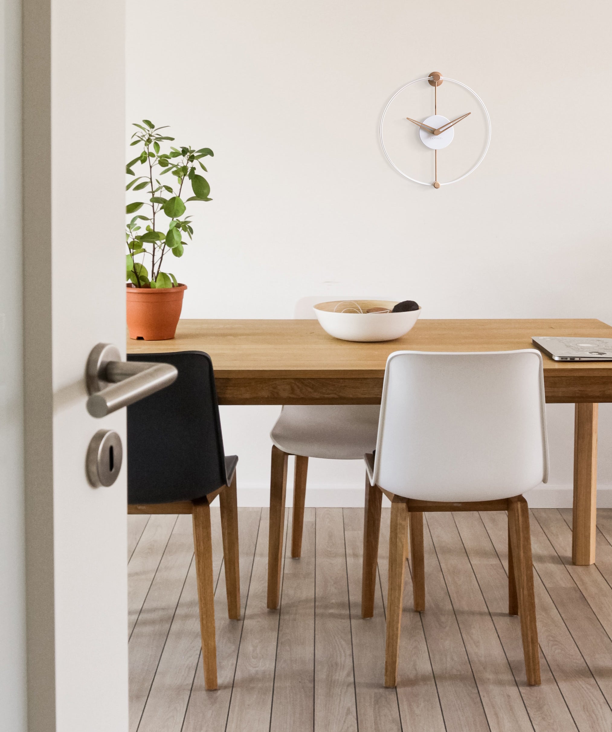 Wanduhr NANO aus Eichenholz mit Weiß