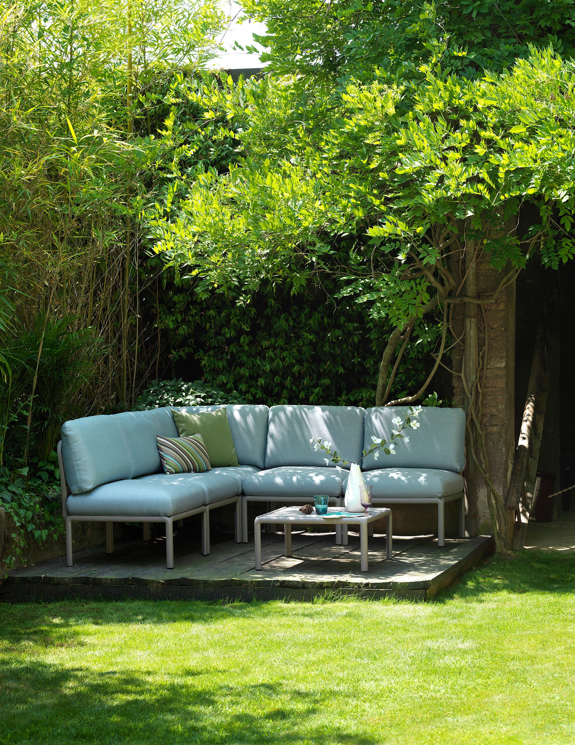 Modularer Außen-Ecksofa KOMODO 5 beige Sunbrella® mit grüner Agave-Basis