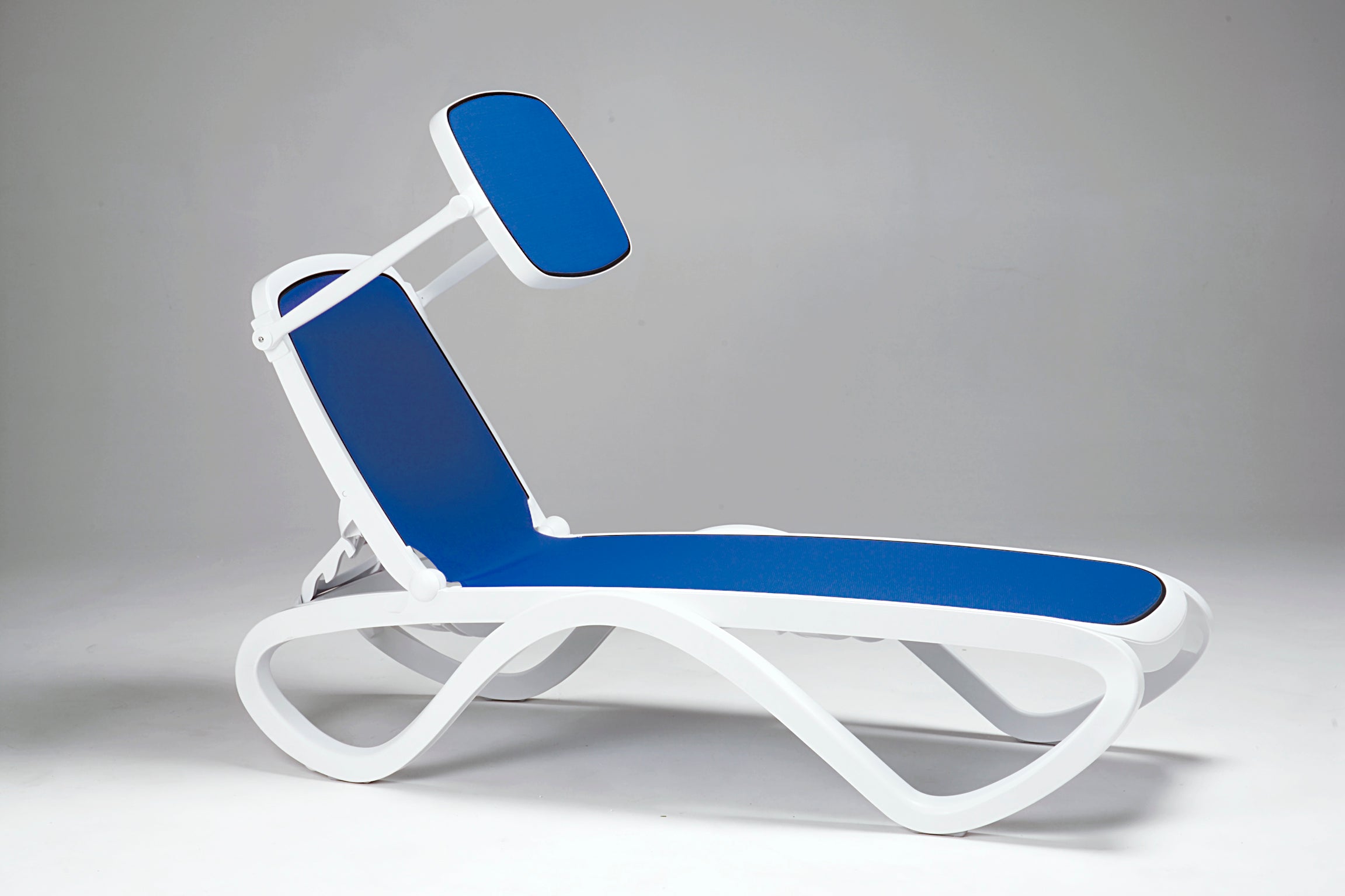 OMEGA White Outdoor Lounger