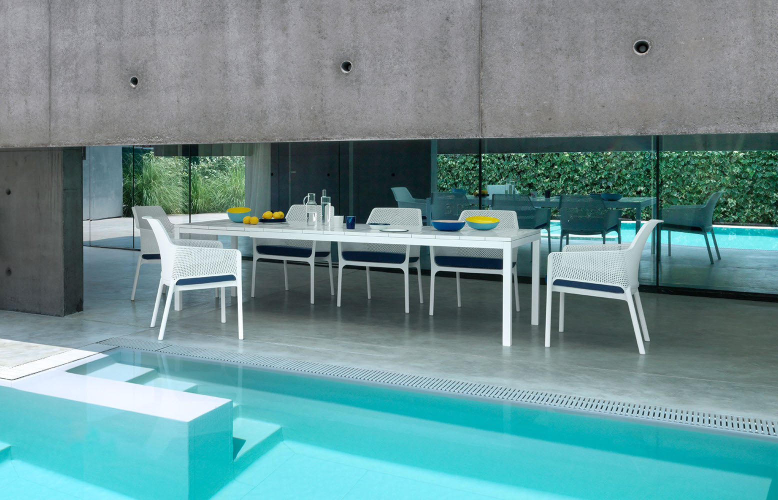 RIO white extendable outdoor table