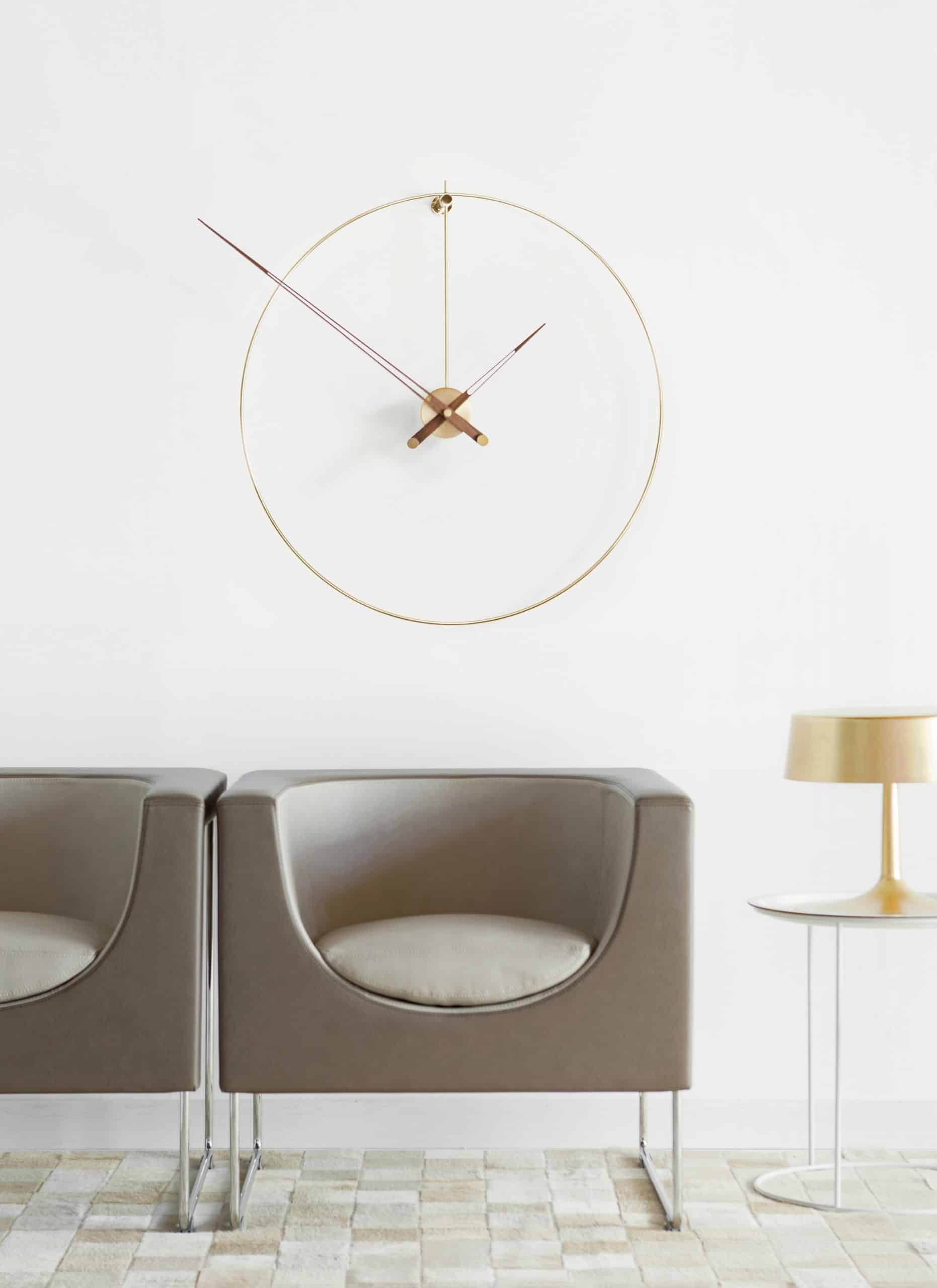 Wanduhr NEW ANDA aus Nussbaum mit Messing