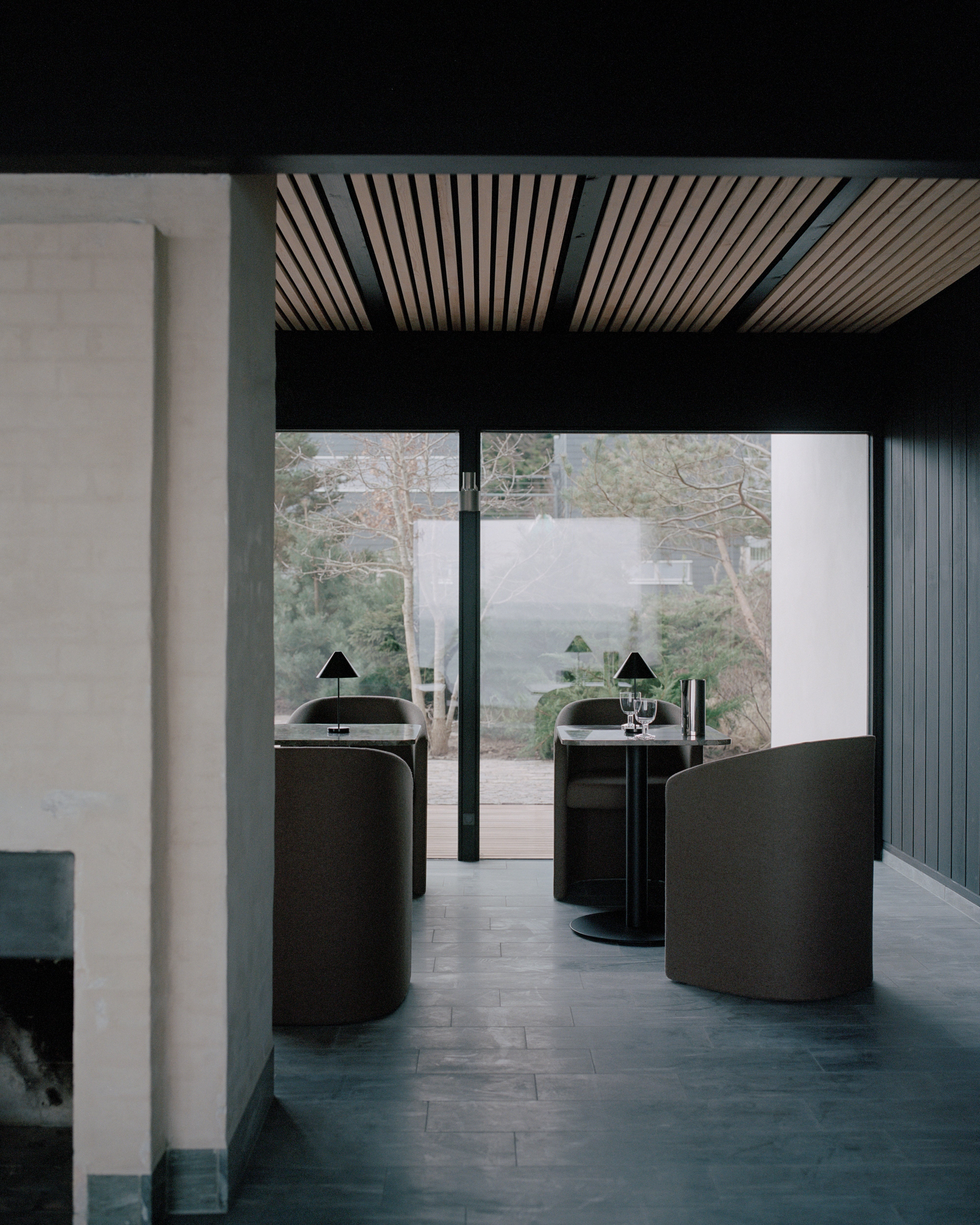 Stolik barowy FLORENCE czarny marmur z czarną podstawą