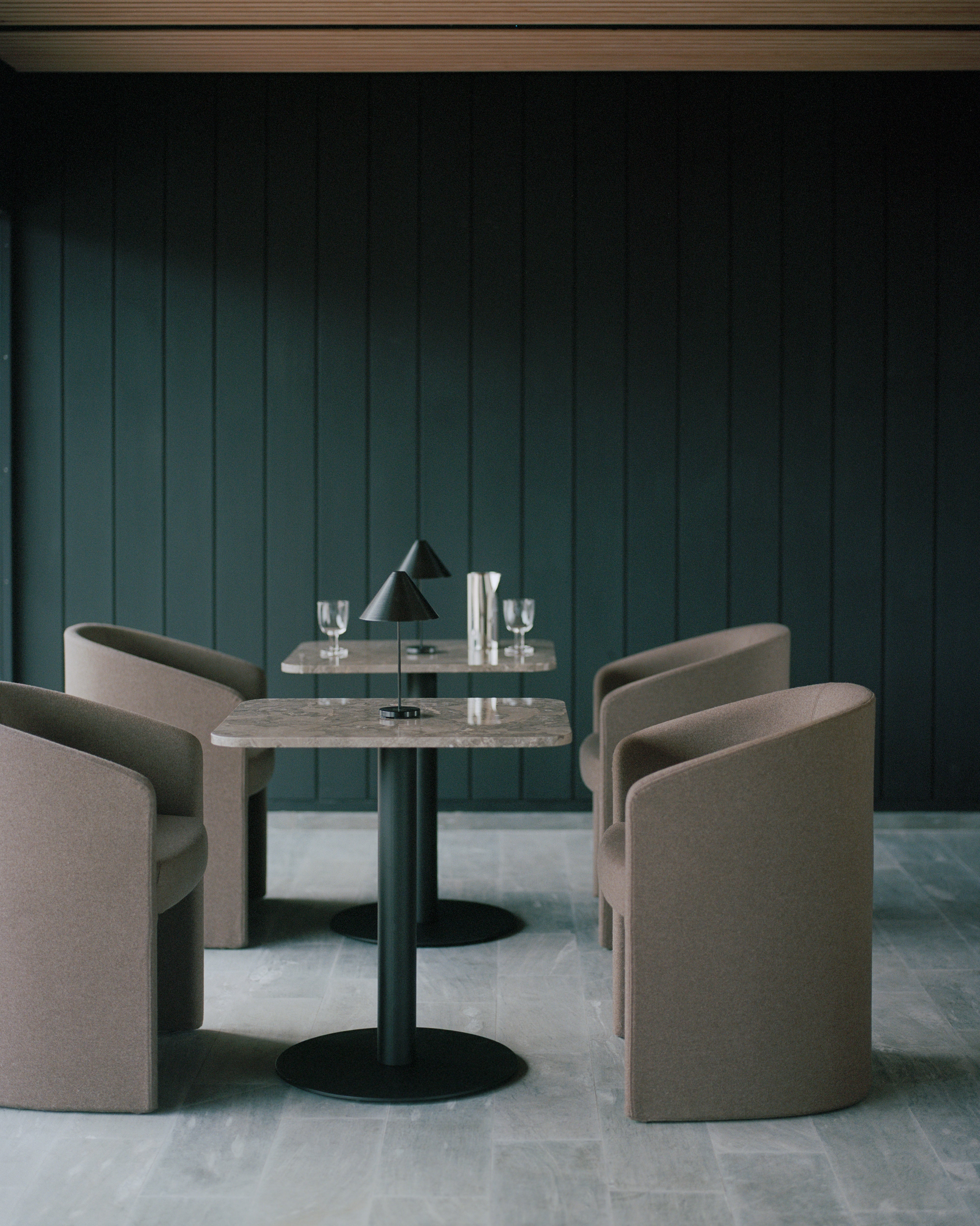 Stolik barowy FLORENCE szary marmur z czarną podstawą