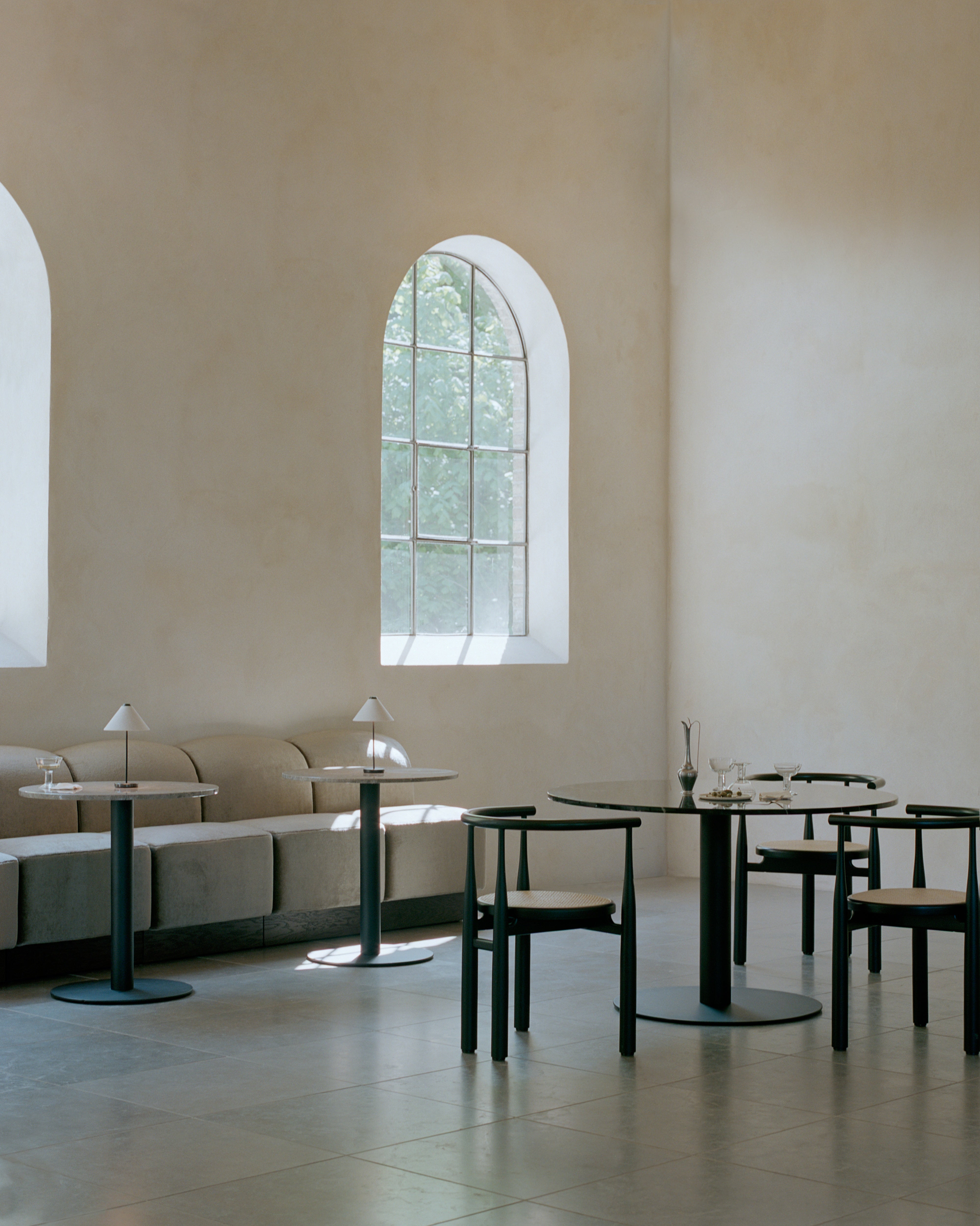 Stolik barowy okrągły FLORENCE beżowy marmur z czarną podstawą