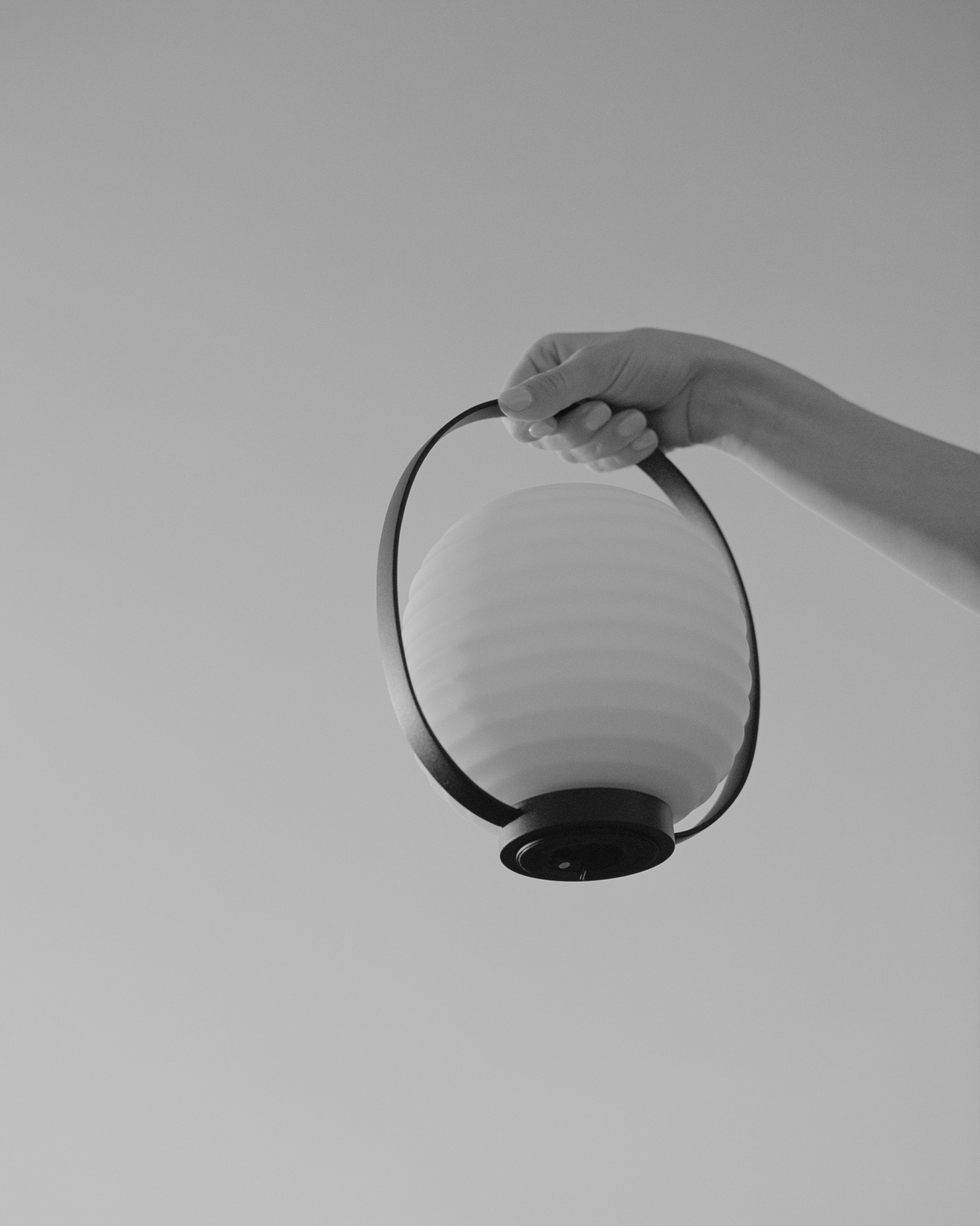 Draagbare lamp LANTERN wit met zwarte handgreep