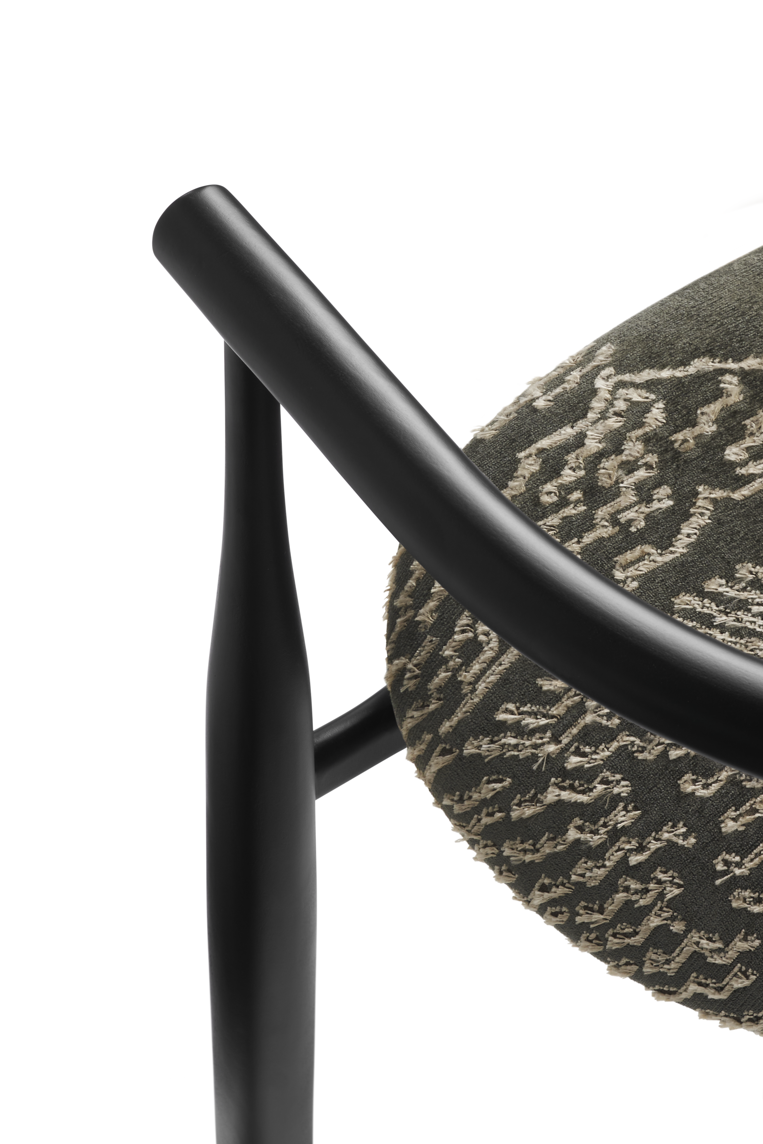 Gestoffeerde BUKOWSKI stoel met zwarte bogen van beukenhout