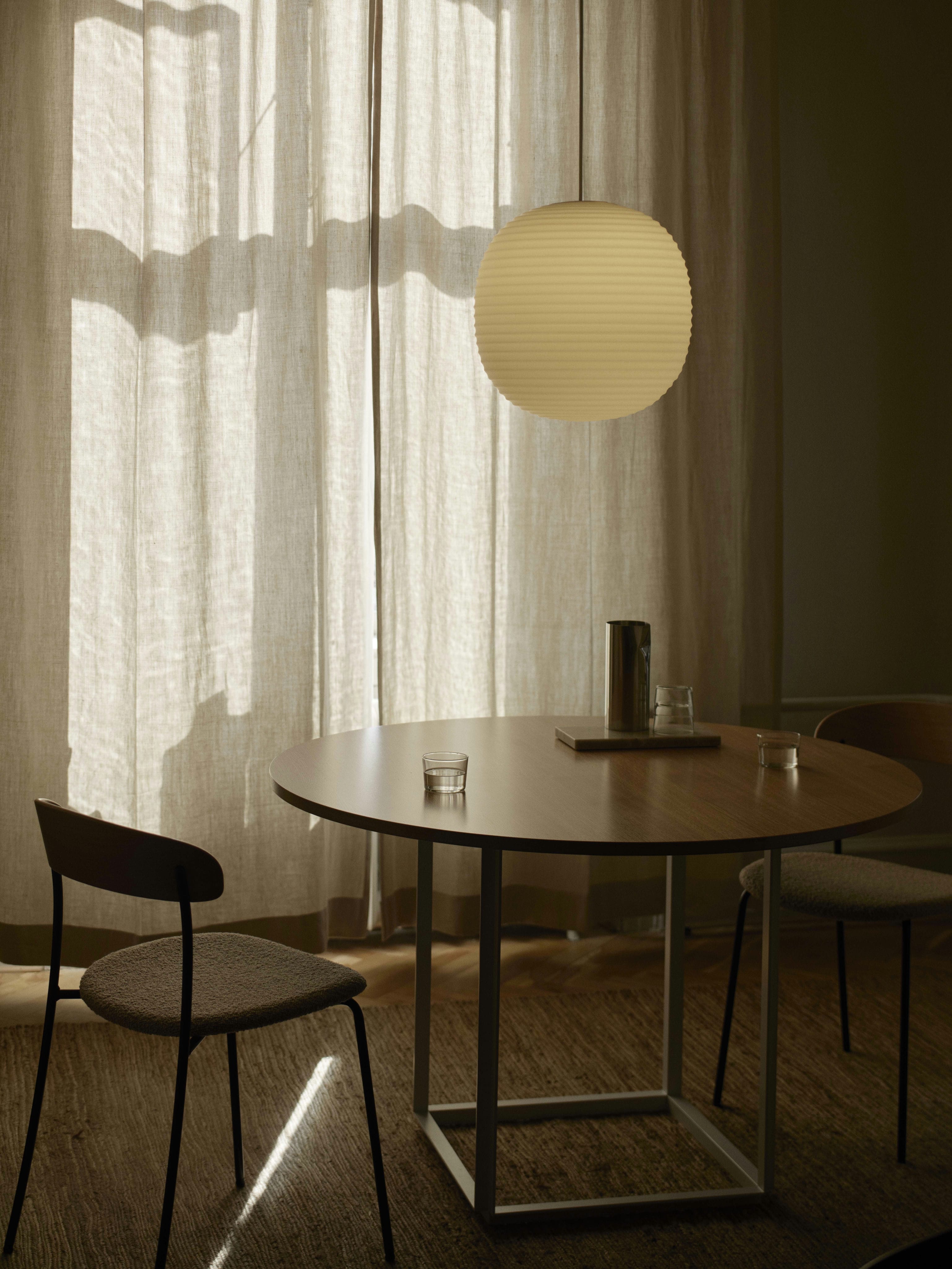 Fehlender Stuhl mit Nussfurnier gepolstert