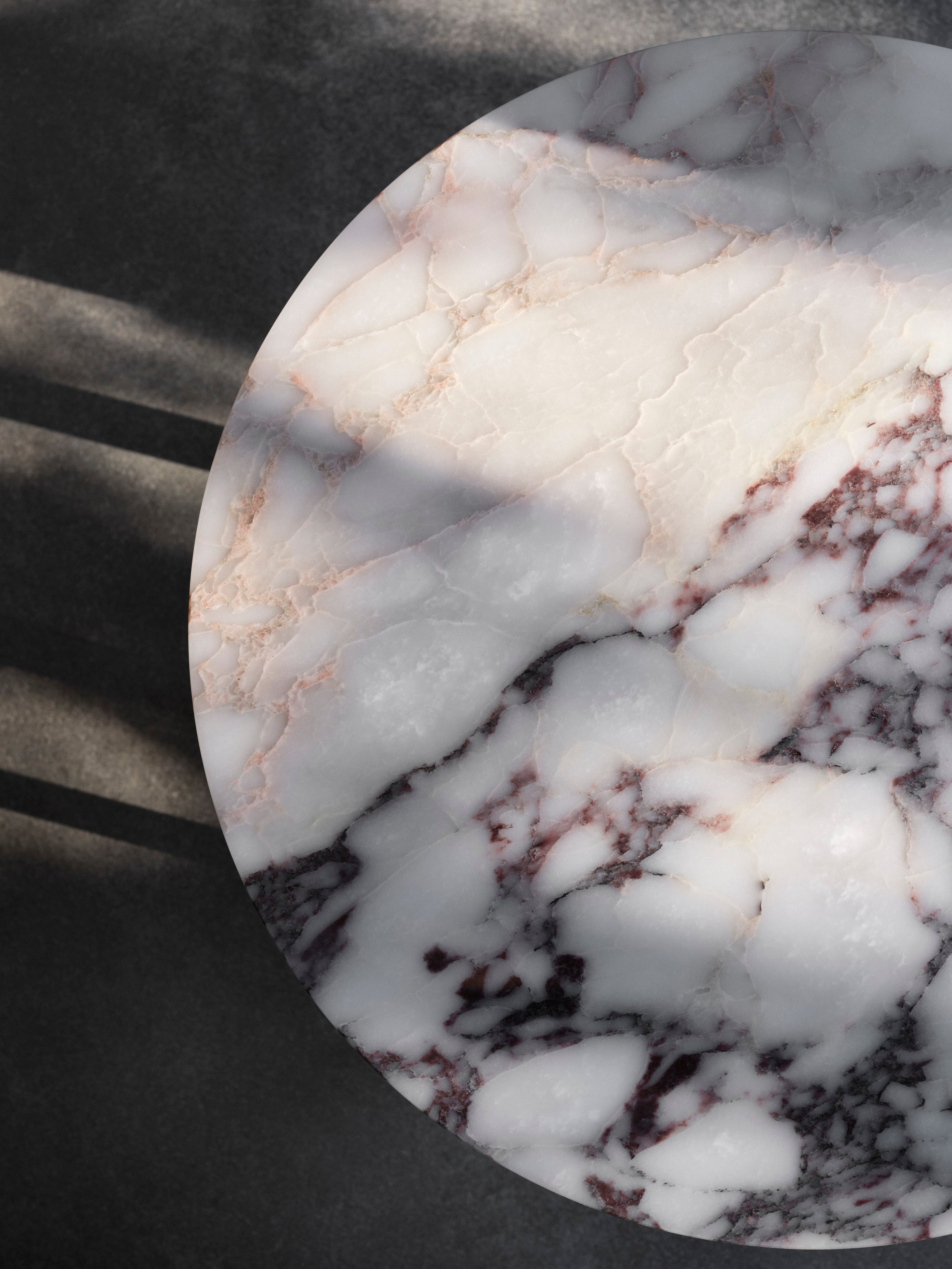 Seitentisch Florence White und Purple Marmor mit einer weißen Basis