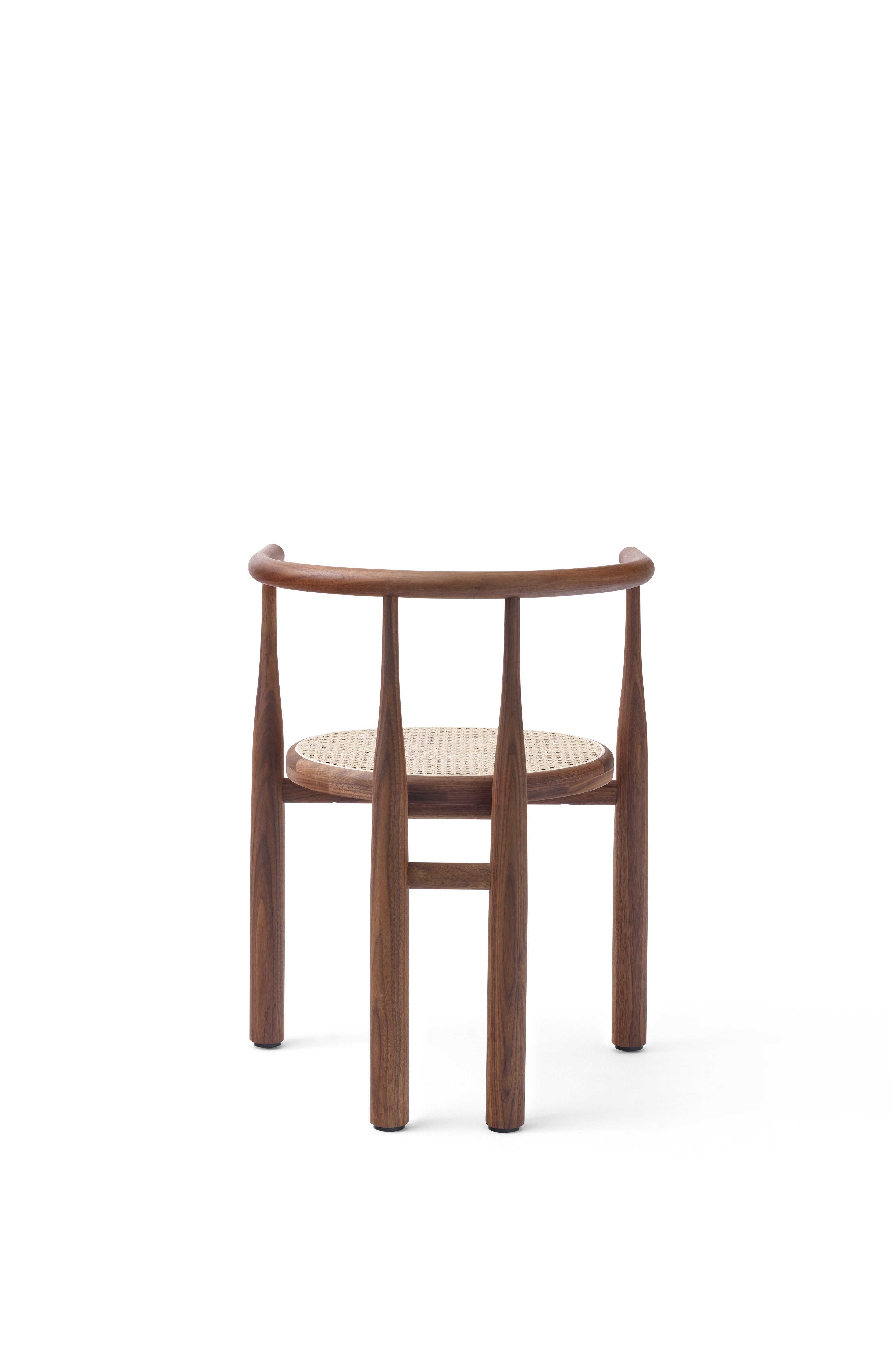 Stoel BUKOWSKI met gevlochten zitting en notenhouten basis