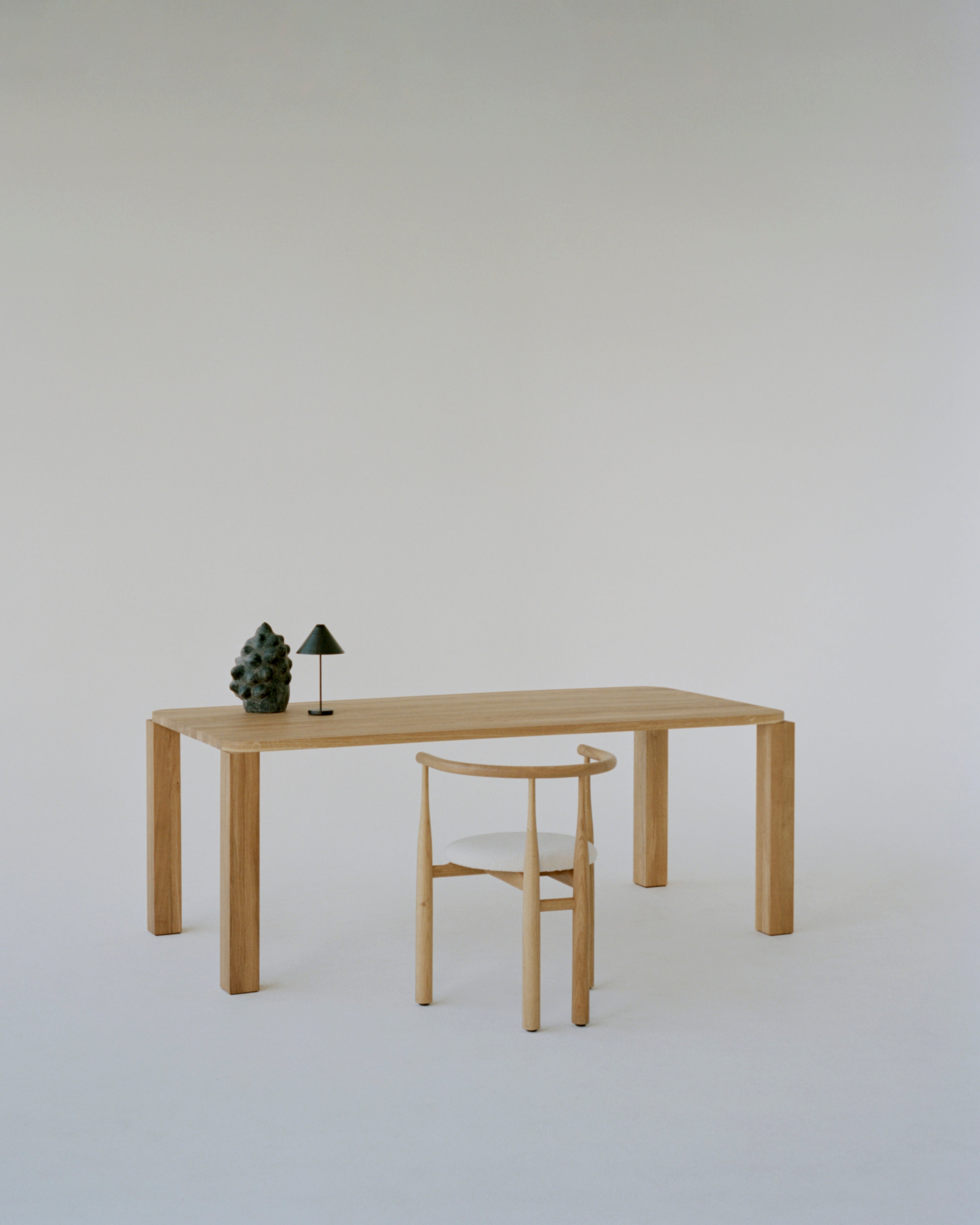 Oak Atlas Tisch
