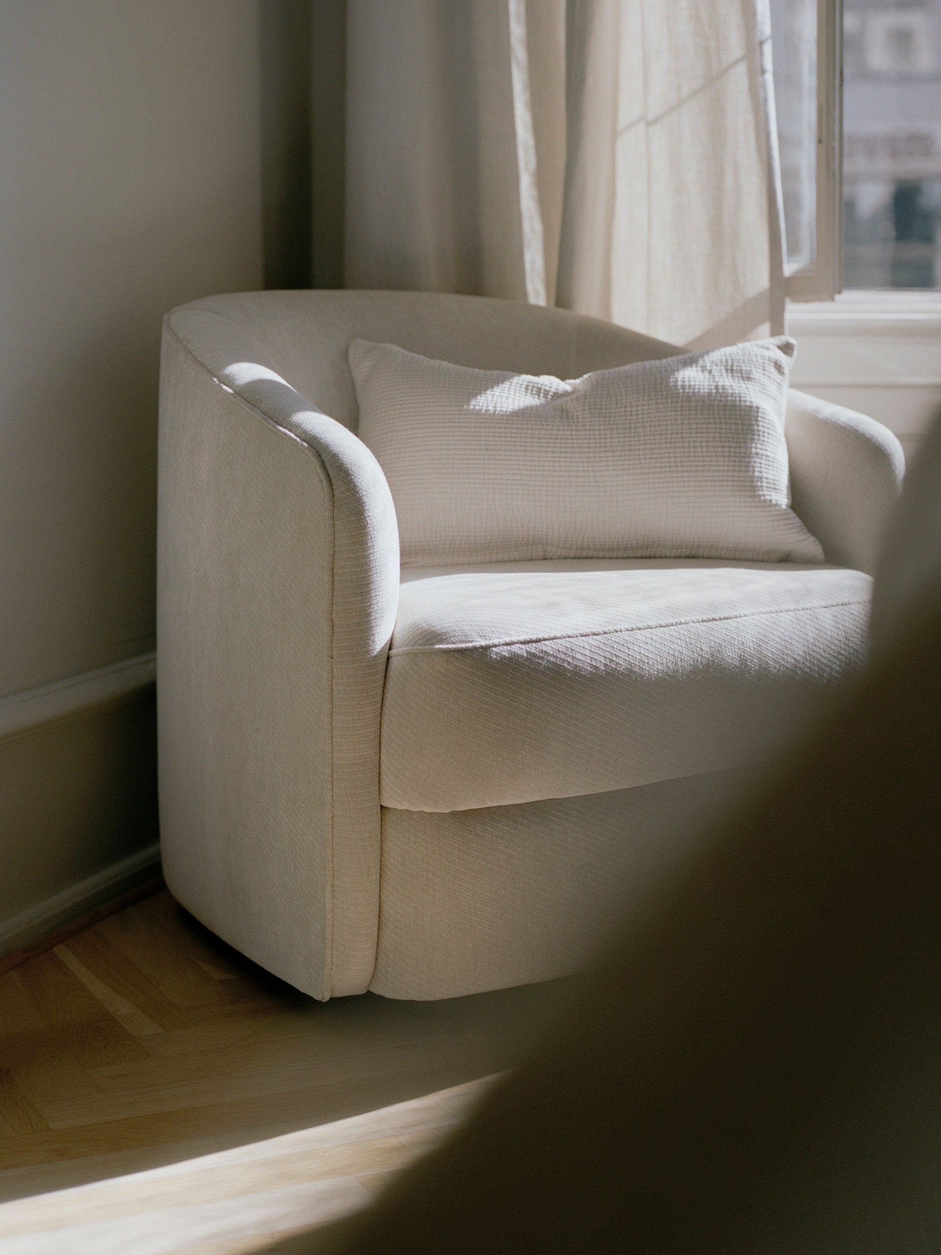 Gepolsterter kugelhafter Sessel