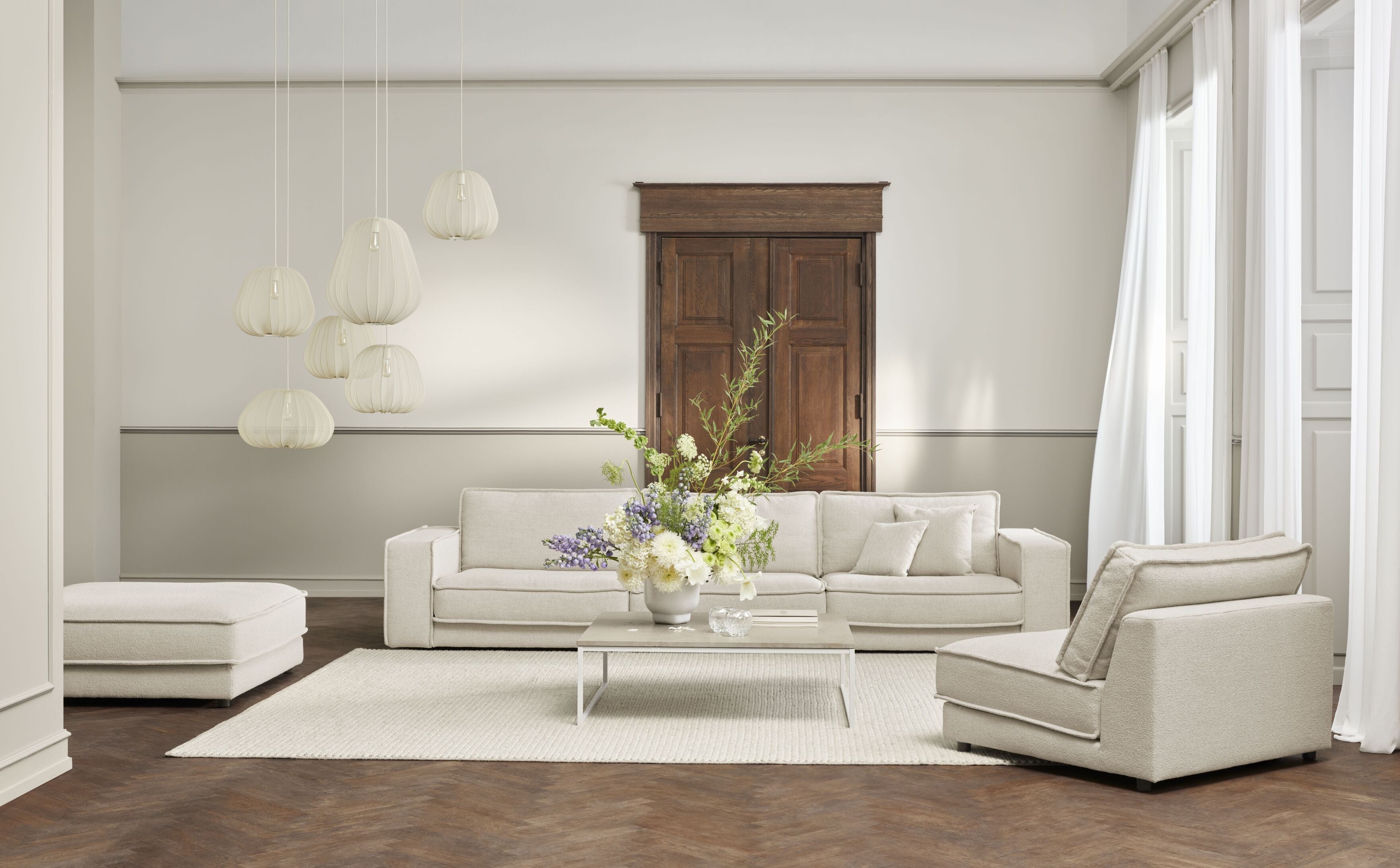 Puf NOORA met een eikenhouten basis