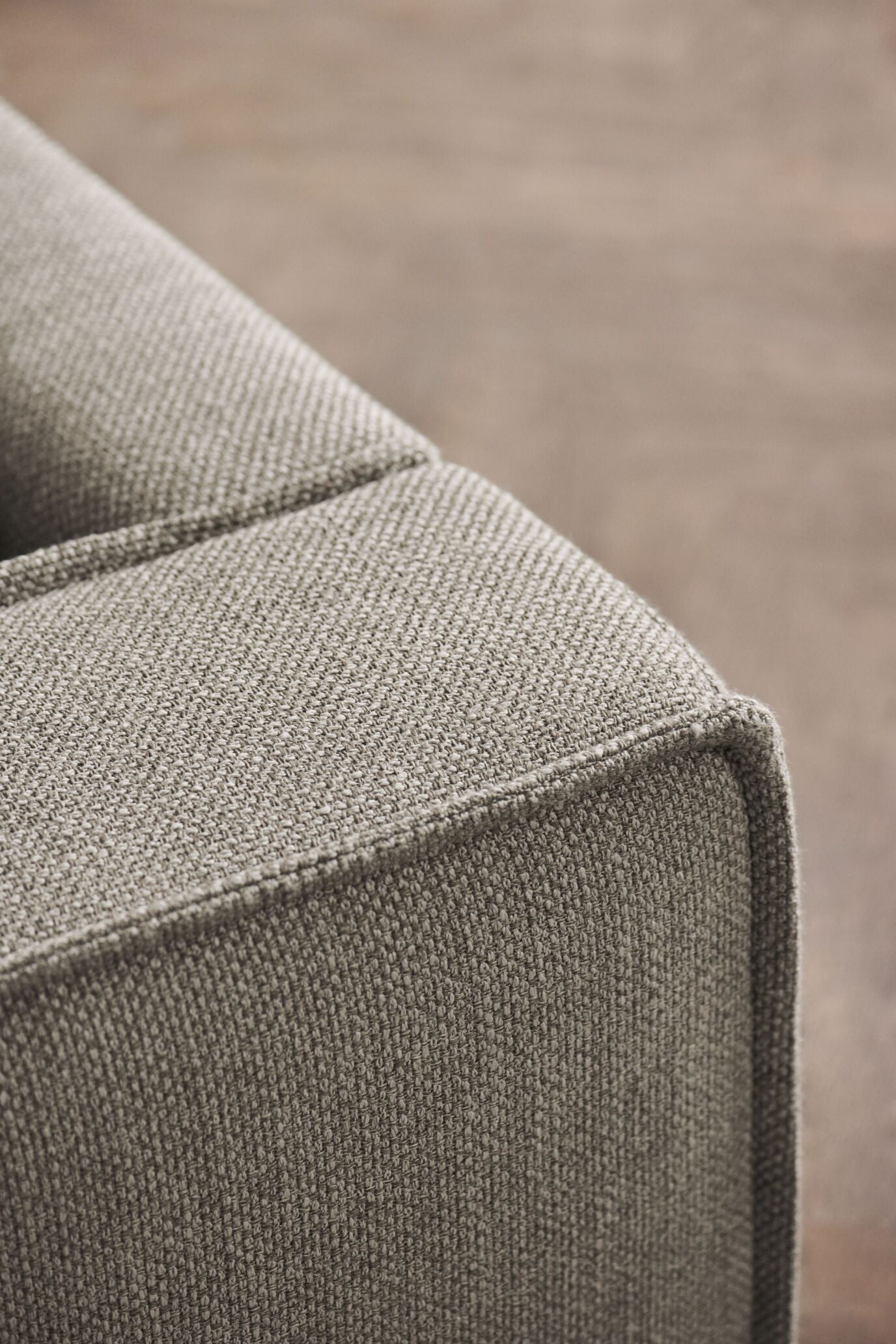 Noora Modular Sofa - Ein Eckmodul mit einer weißten Basis