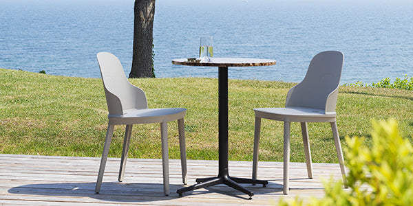 Cafe Table Robbły Allez Holzoberteil mit einer schwarzen Basis