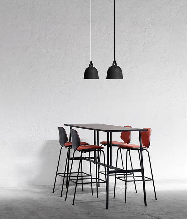 Polsterer Stuhl mein Eichenfurnier mit einer schwarzen Basis