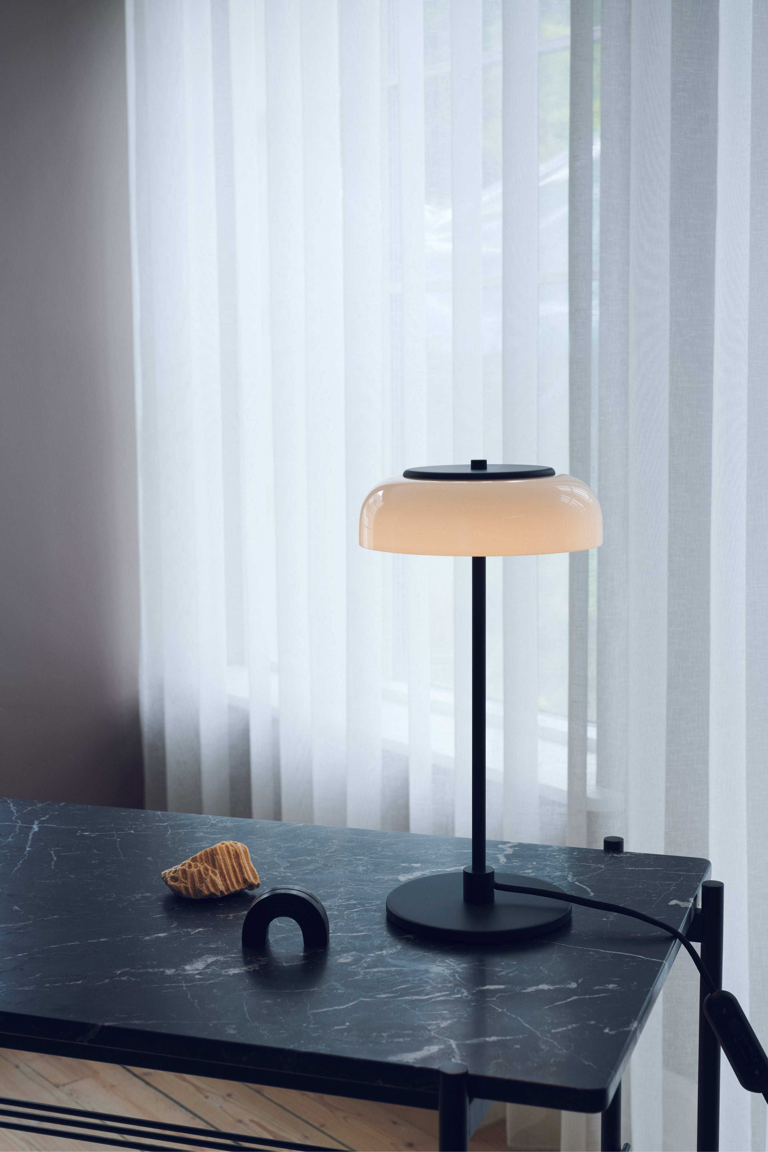 Tafellamp BLOSSI zwart met opaalglas