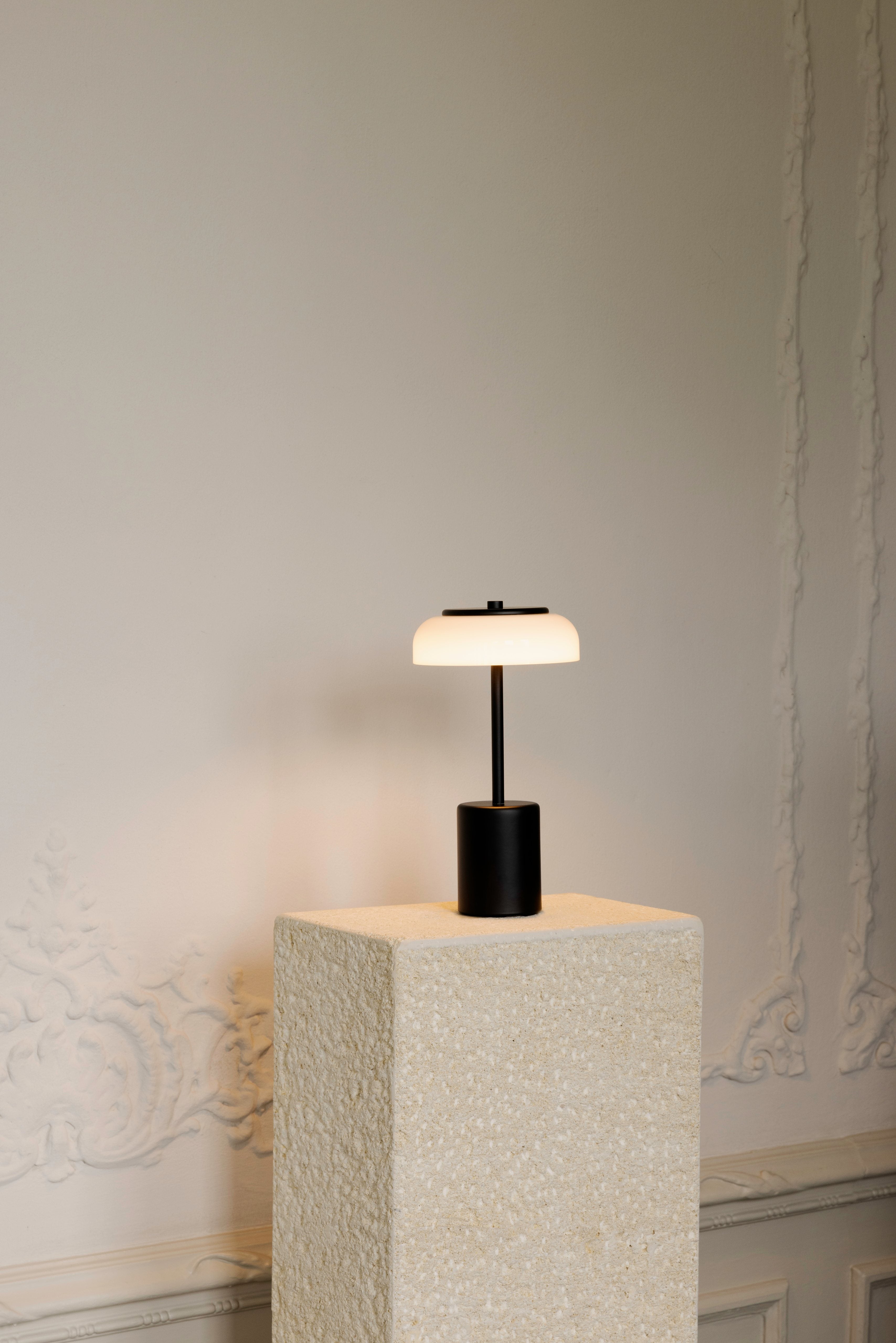 Draagbare lamp BLOSSI zwart met opaalglas