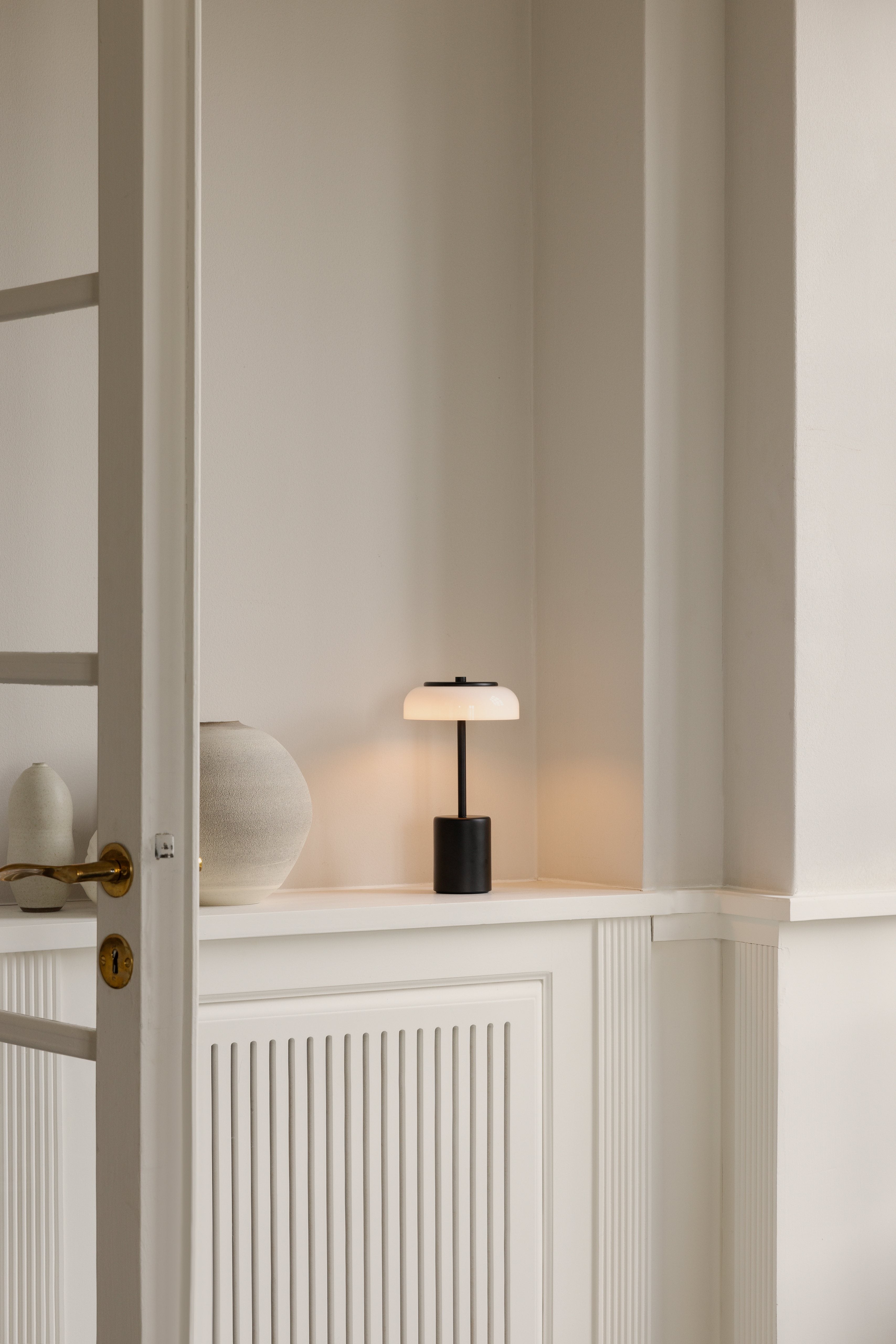 Draagbare lamp BLOSSI zwart met opaalglas