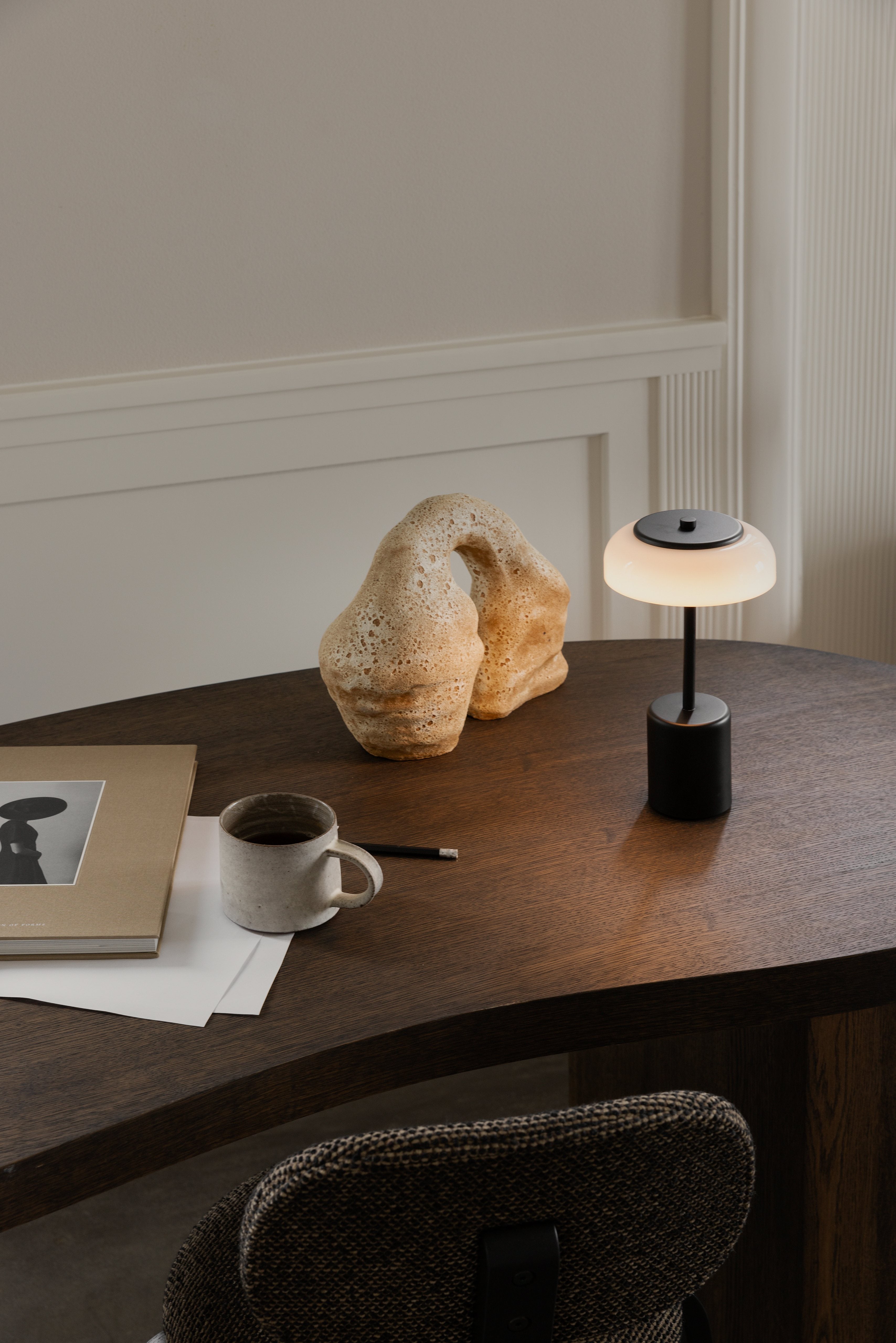 Draagbare lamp BLOSSI zwart met opaalglas