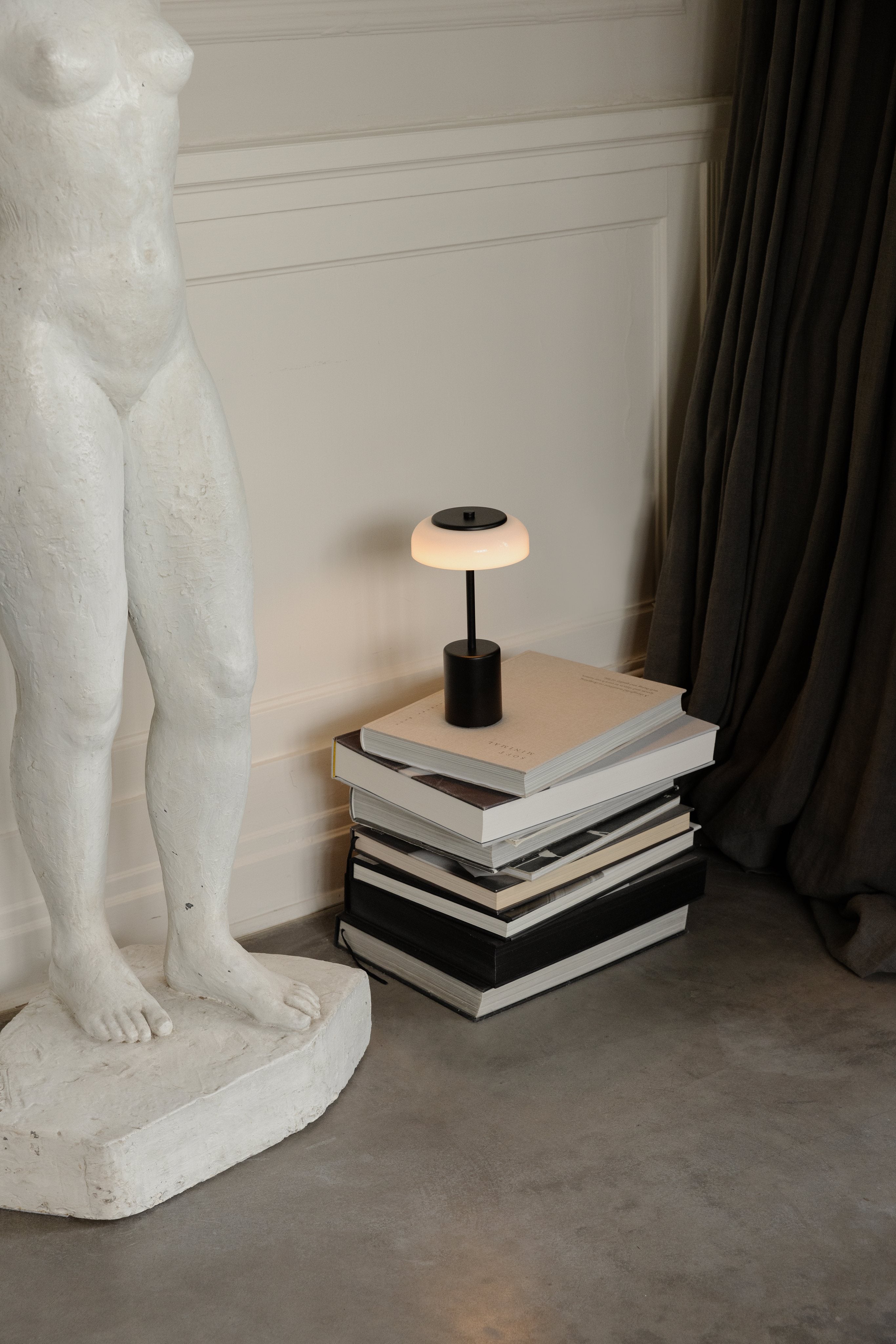 Draagbare lamp BLOSSI zwart met opaalglas