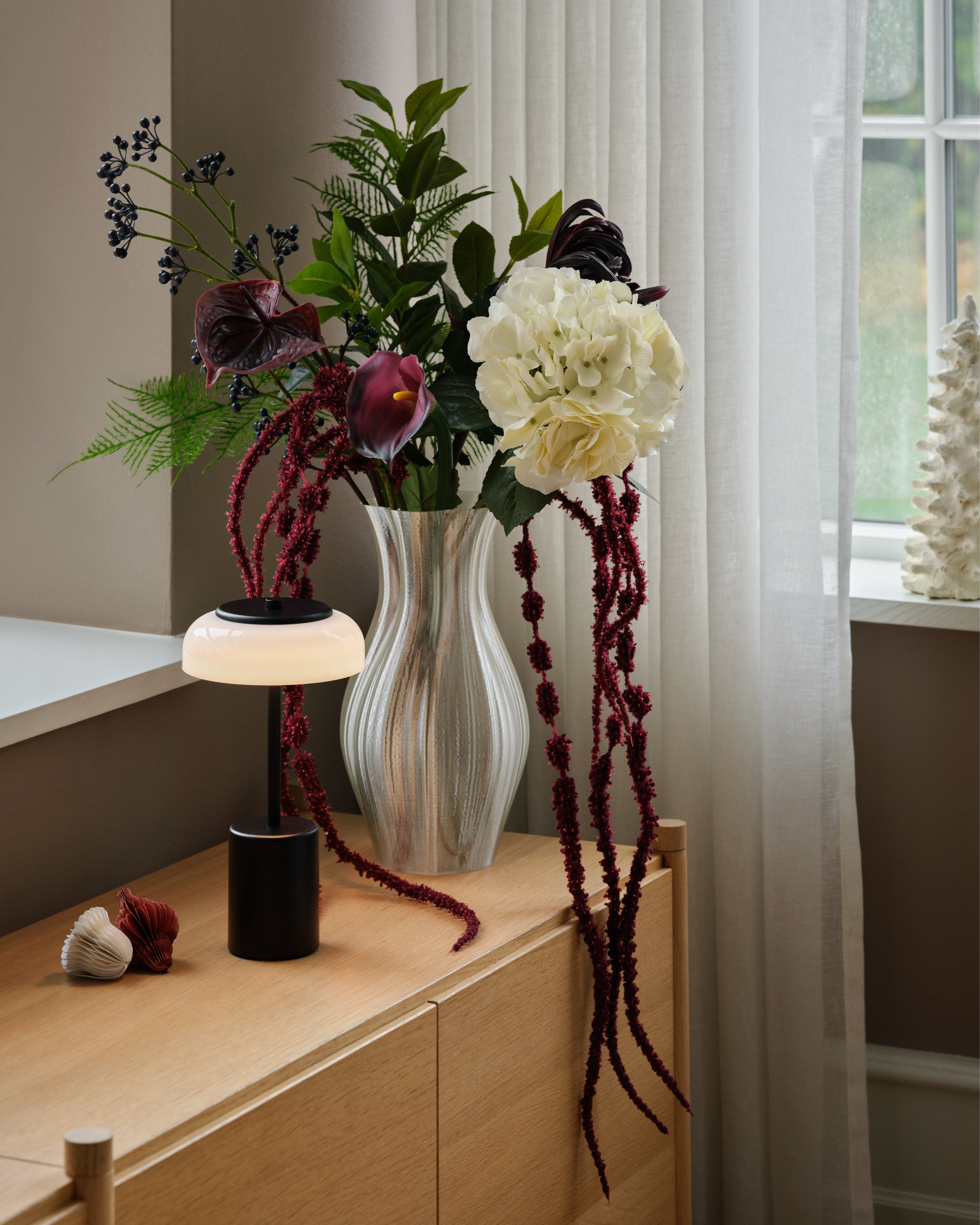 Draagbare lamp BLOSSI zwart met opaalglas