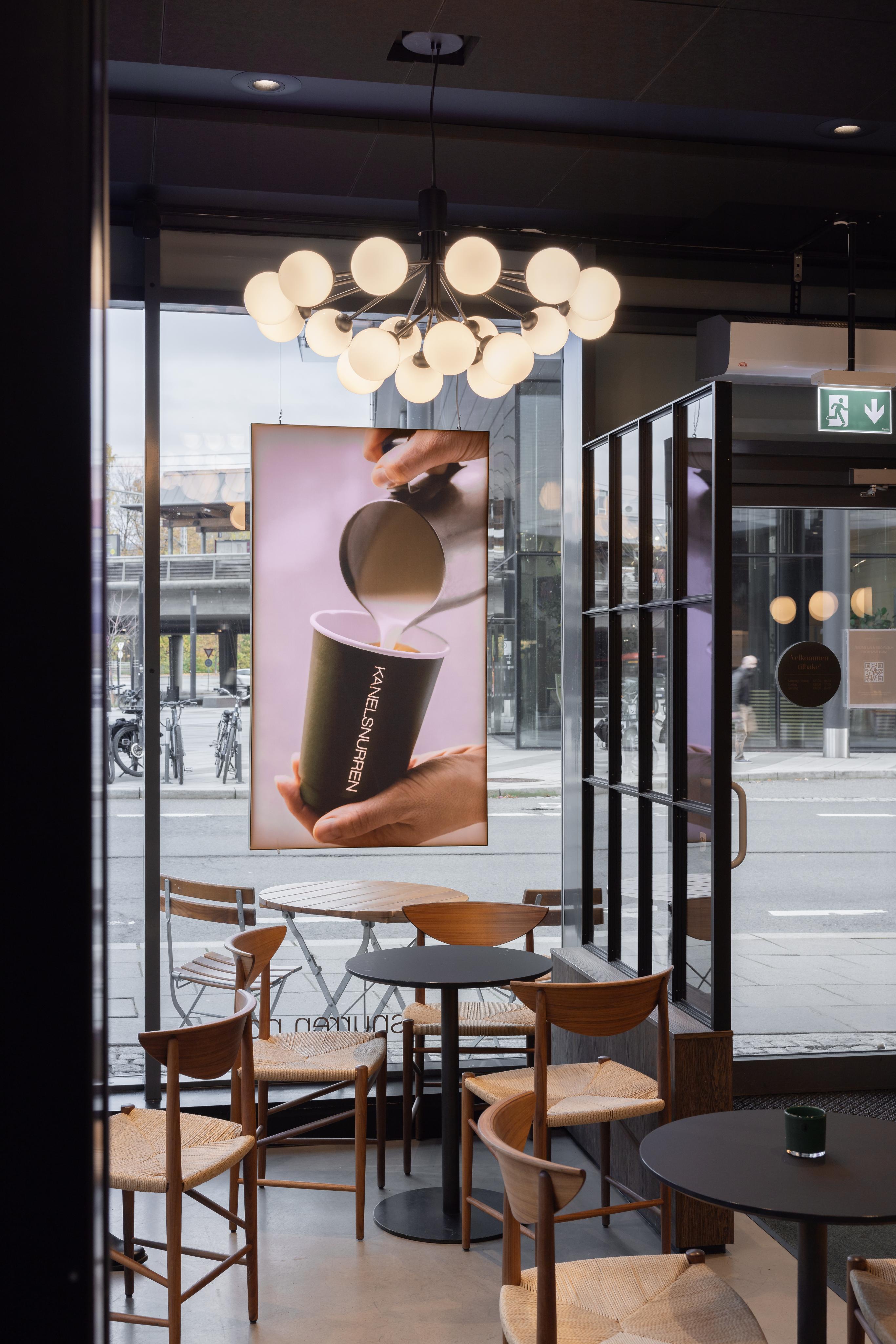 Kroonluchter APIALES 18 zwart met opaalglas