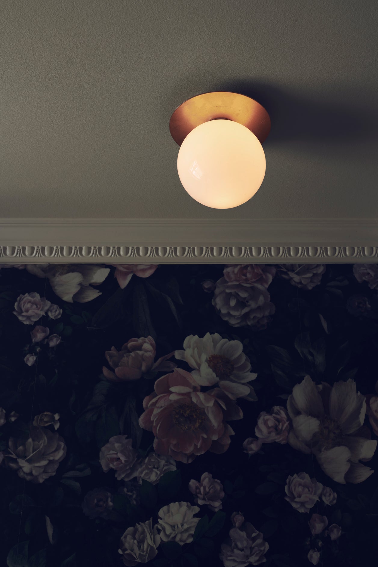Wandlamp LIILA goud met opaalglas