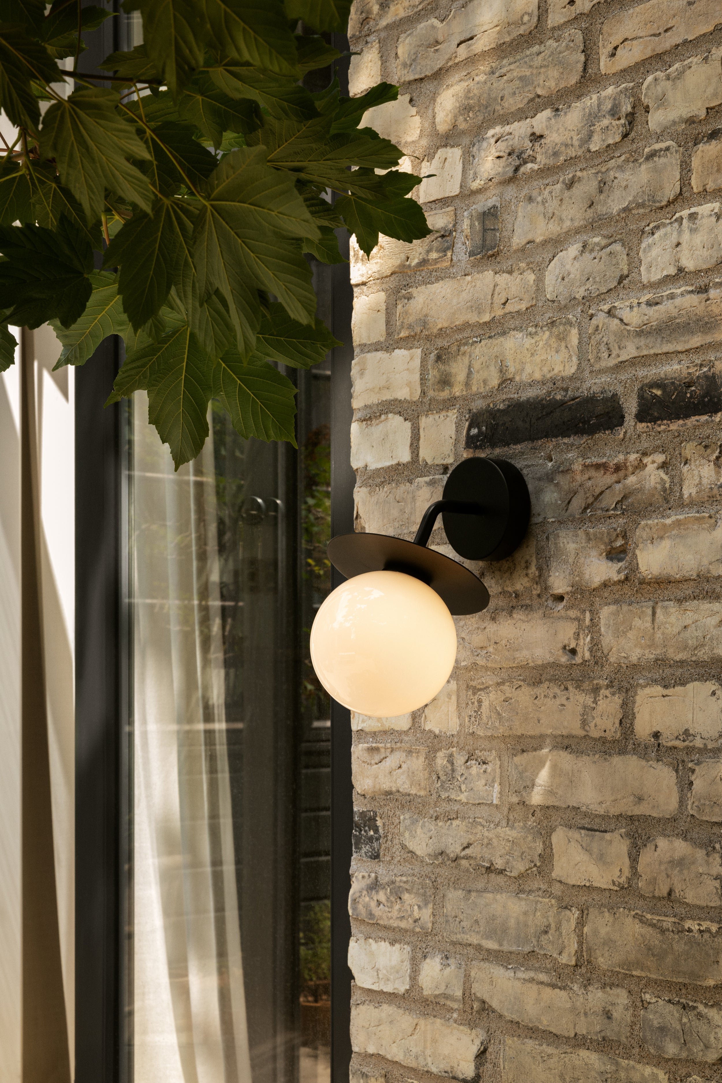 Lampa ścienna zewnętrzna LIILA czarny z opalowym szkłem – Nuura