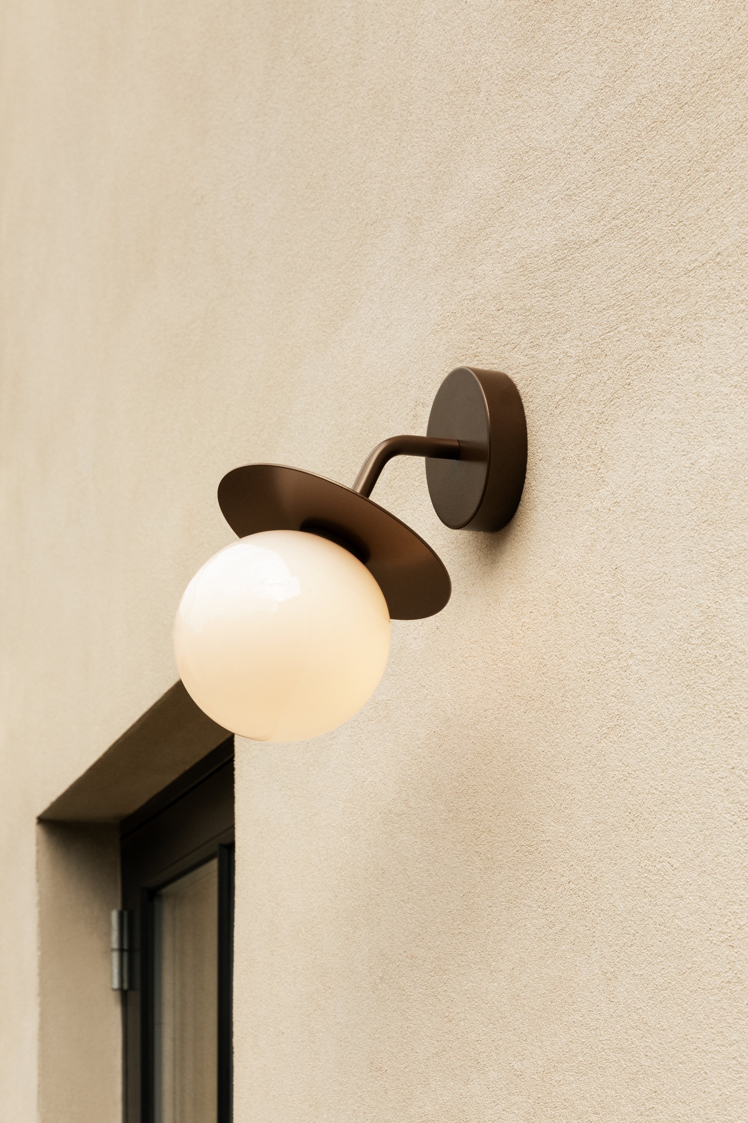 Buitenwandlamp LIILA donkerbruin met opaalglas