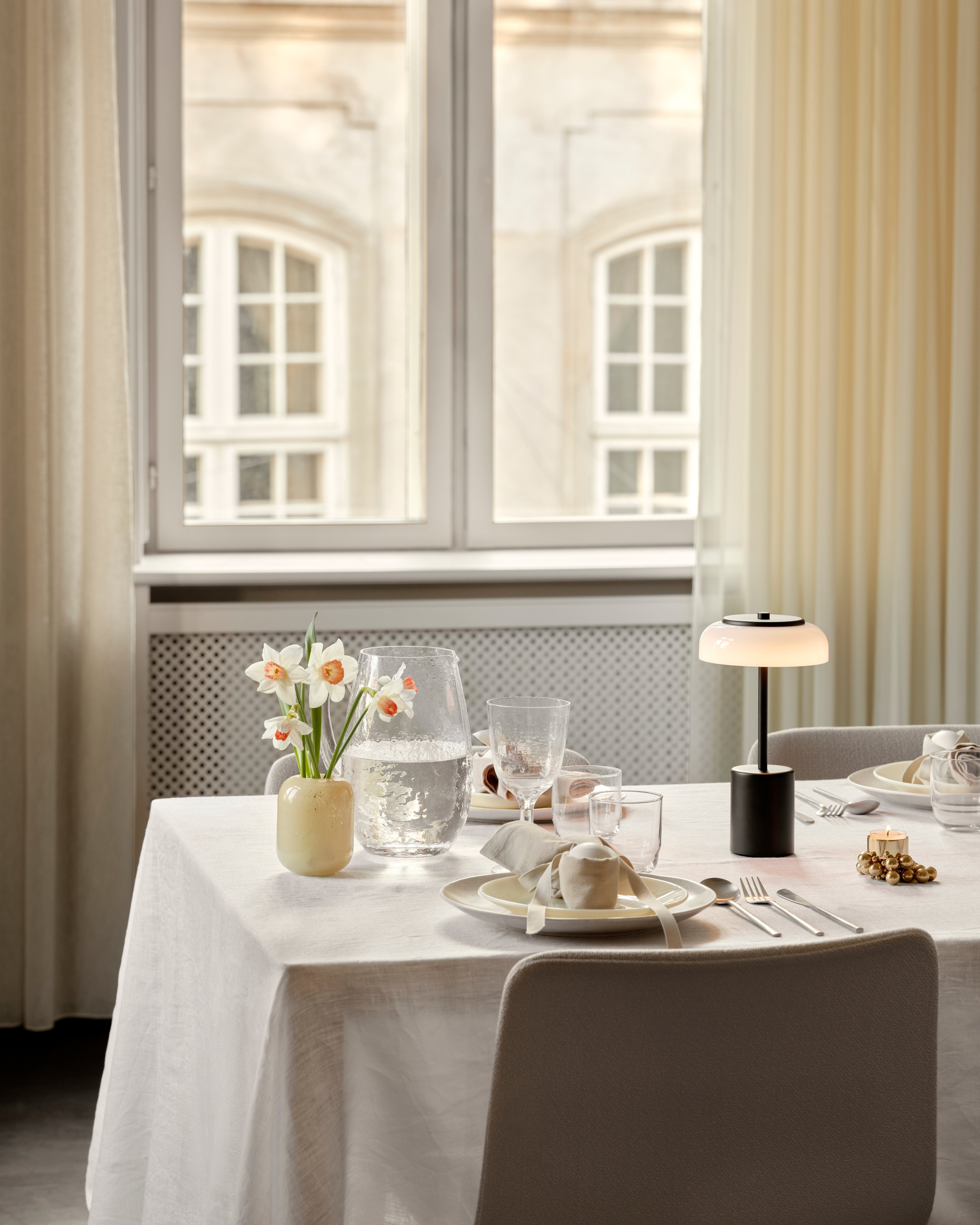 Draagbare lamp BLOSSI zwart met opaalglas