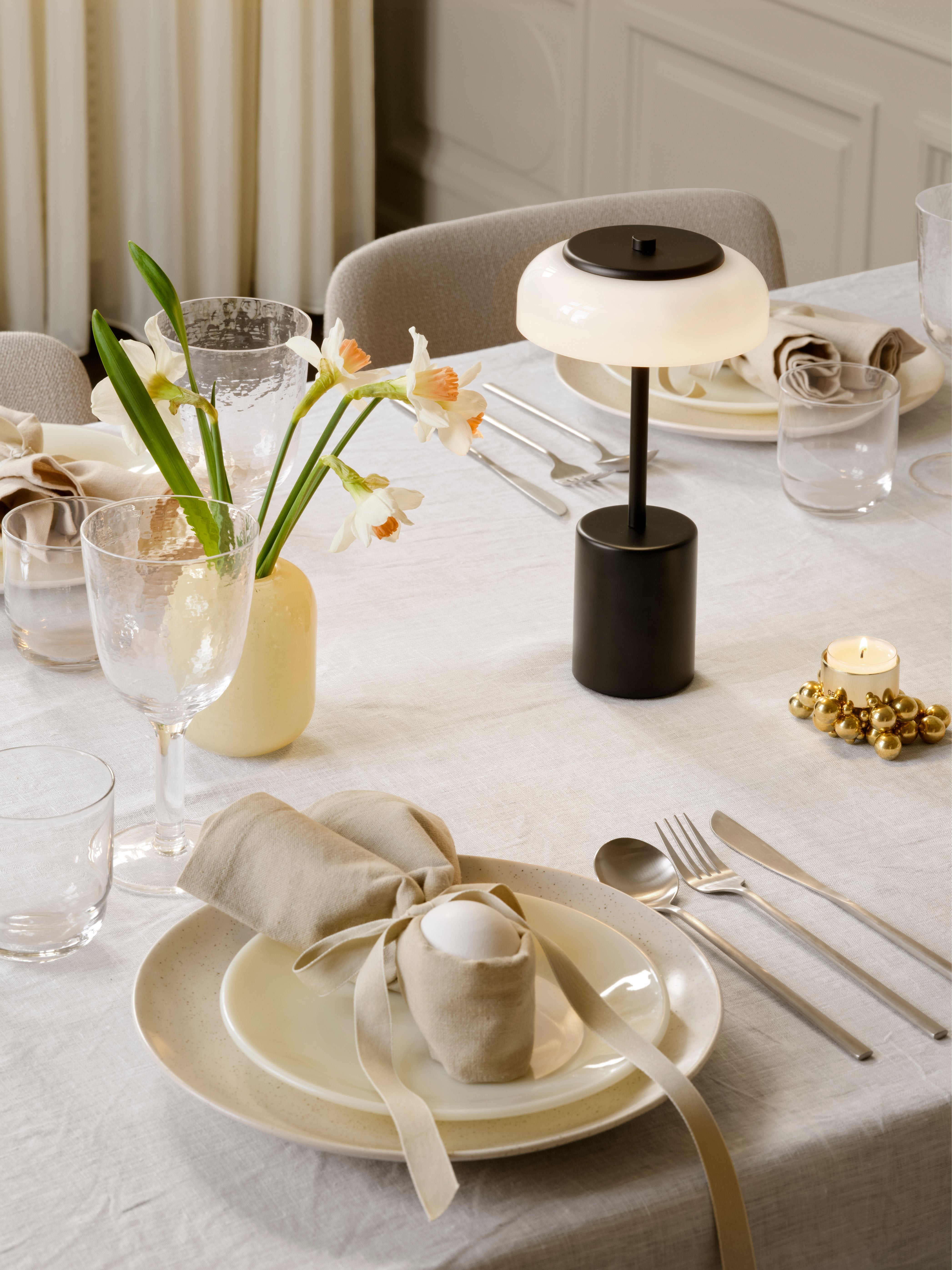 Draagbare lamp BLOSSI zwart met opaalglas