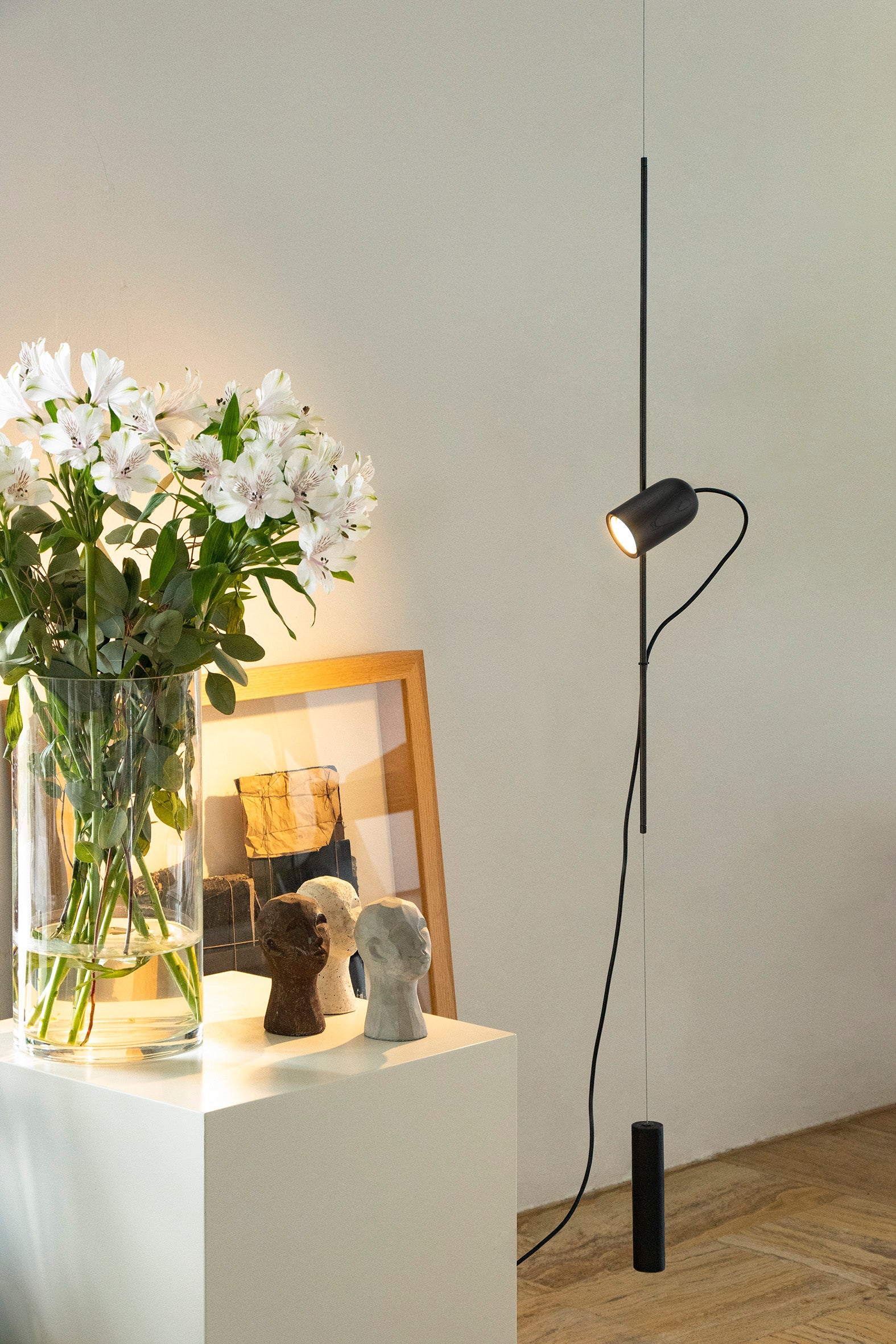 Hanglamp ONFA zwart essenhout met grafieten afwerking