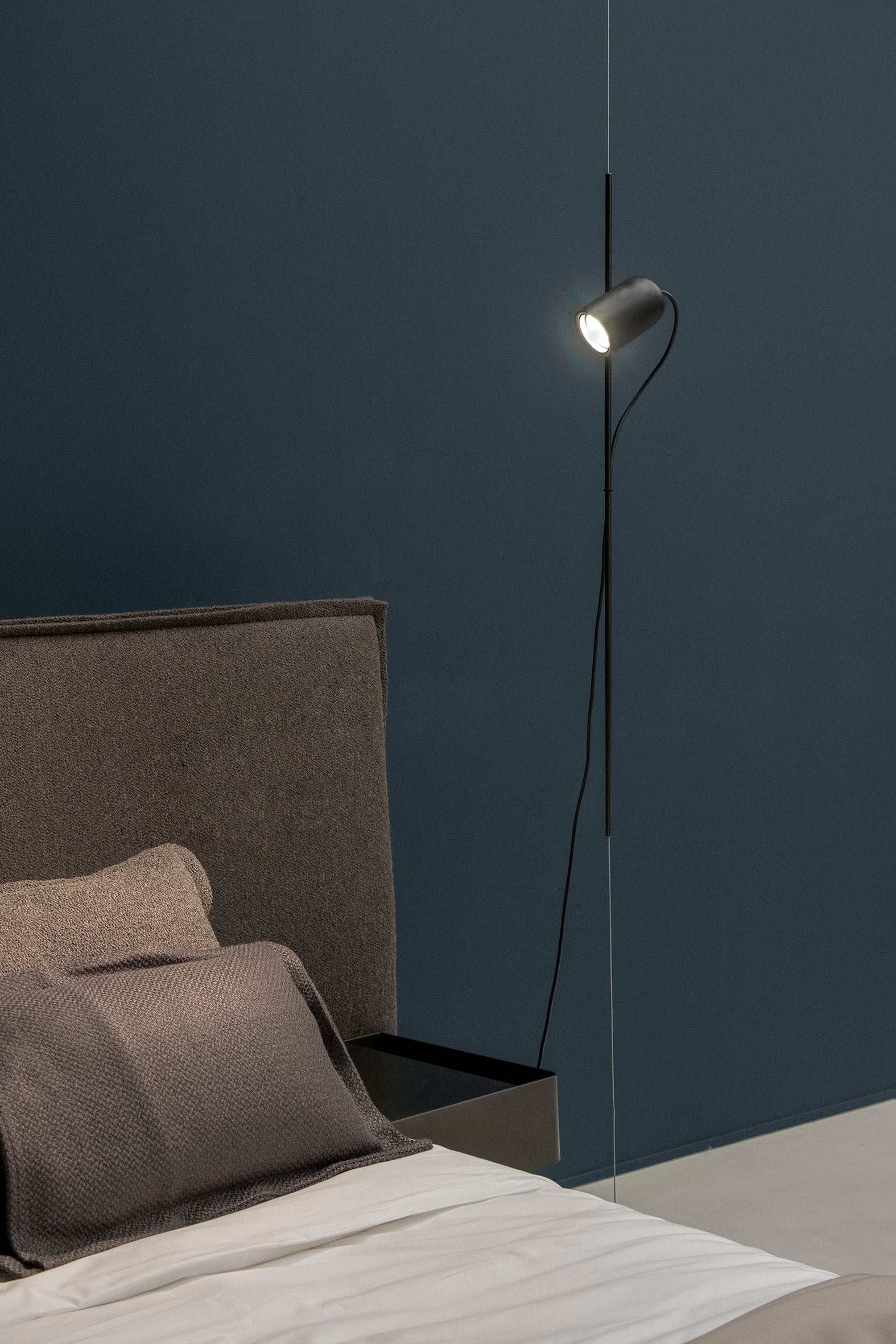 Hanglamp ONFA zwart essenhout met grafieten afwerking